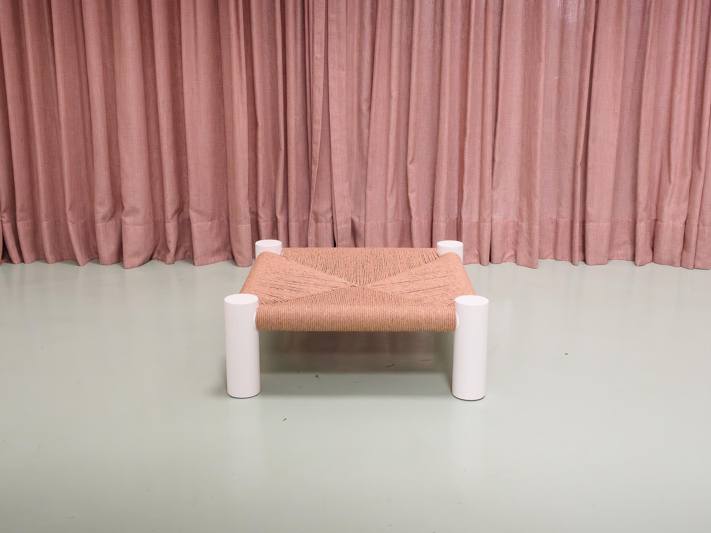 Postmoderne Banco Guarujá - Tabouret ou table d'appoint en blanc par Aurelio Martinez Flores en vente