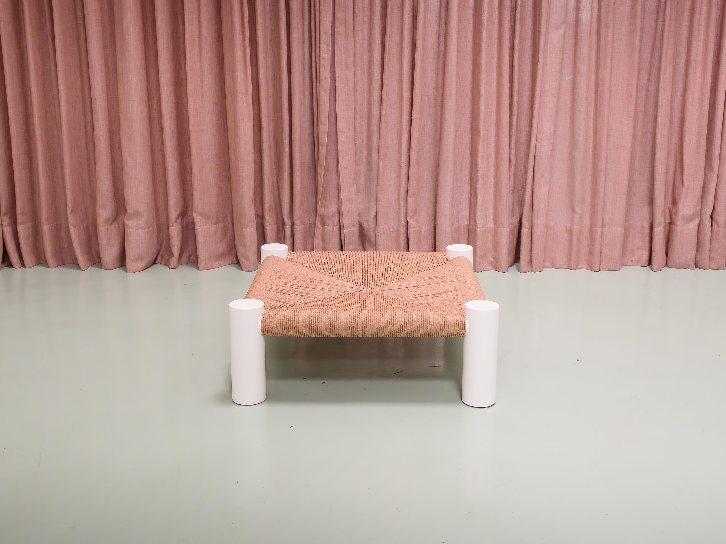 Brésilien Banco Guarujá - Tabouret ou table d'appoint en blanc par Aurelio Martinez Flores en vente
