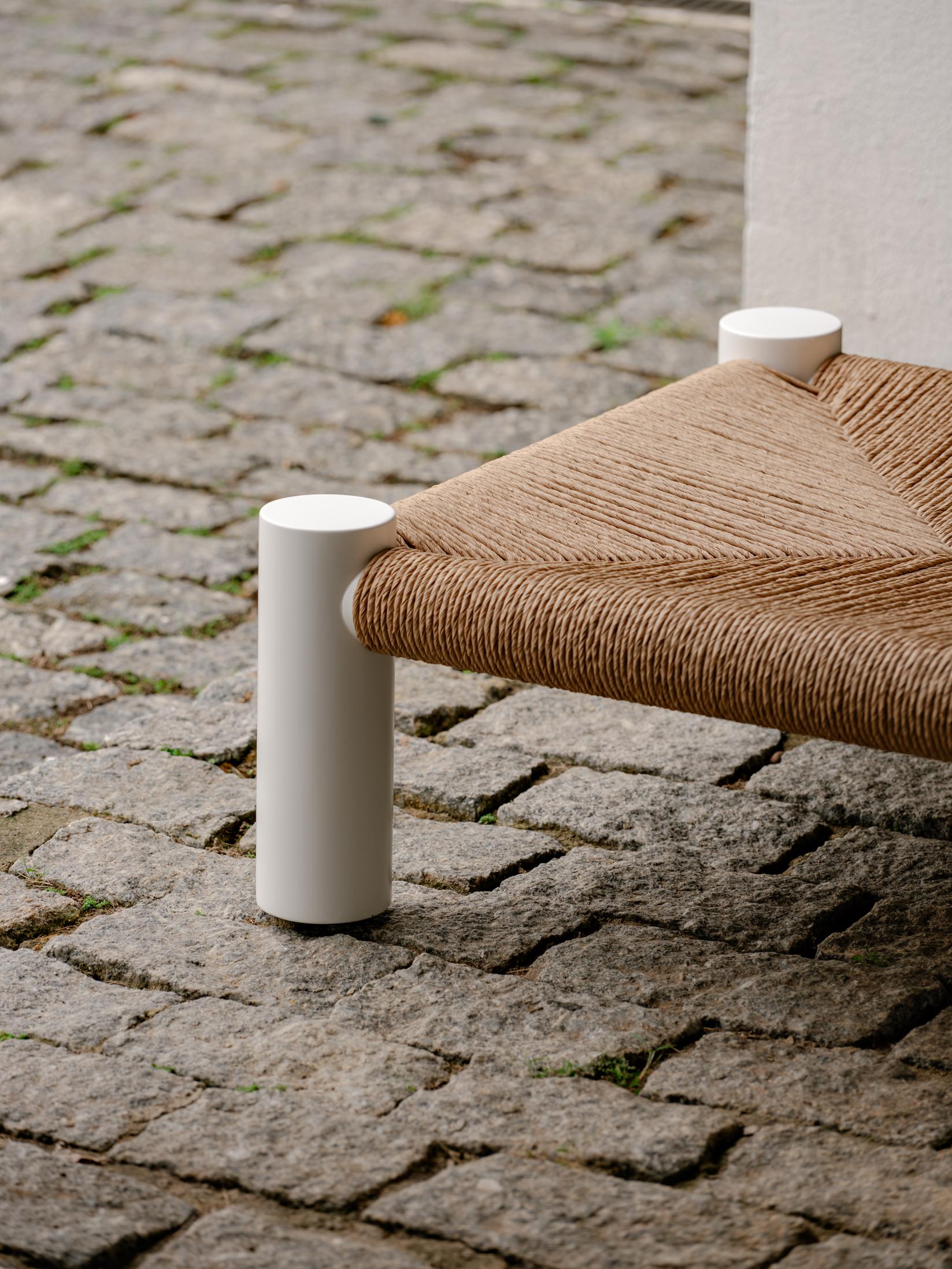 Banco Guarujá - Tabouret ou table d'appoint en blanc par Aurelio Martinez Flores en vente 1
