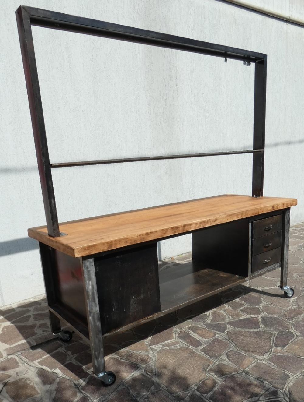 Wichtige, vollständig restaurierte Industrie-Inseltheke mit rostiger Oberfläche und massiver Platte aus blondem Nussbaum. Officina di Ricerca ist für die Restaurierung dieser wiederhergestellten industriellen Werkbank verantwortlich, deren Struktur