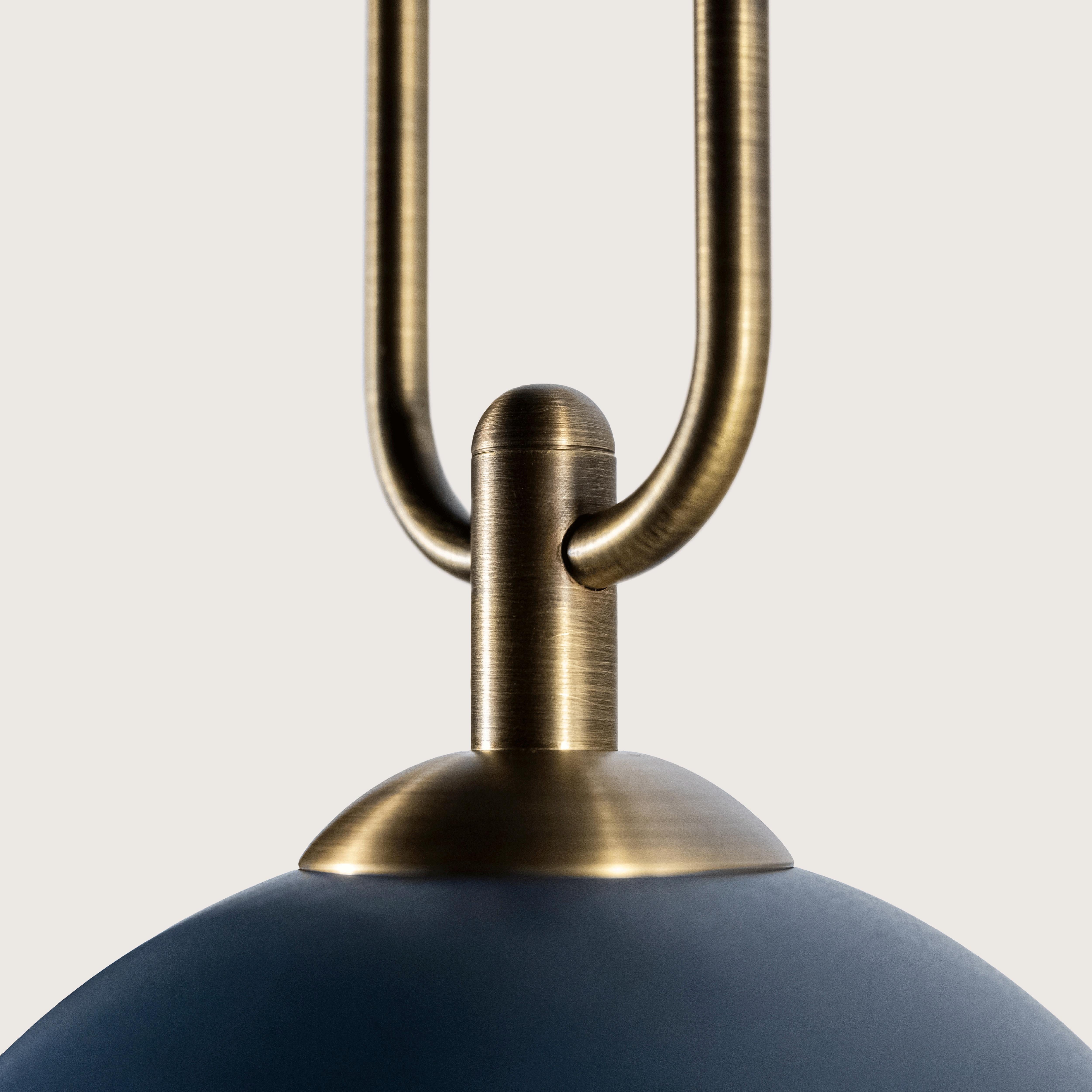 Este candelabro moderno y bien pensado adopta líneas limpias y conexiones ocultas, al tiempo que explora curvas suaves y formas tradicionales. Con acabados a elegir, los reflectores de terracota esmaltada o porcelana cruda de 7,5″ se combinan con