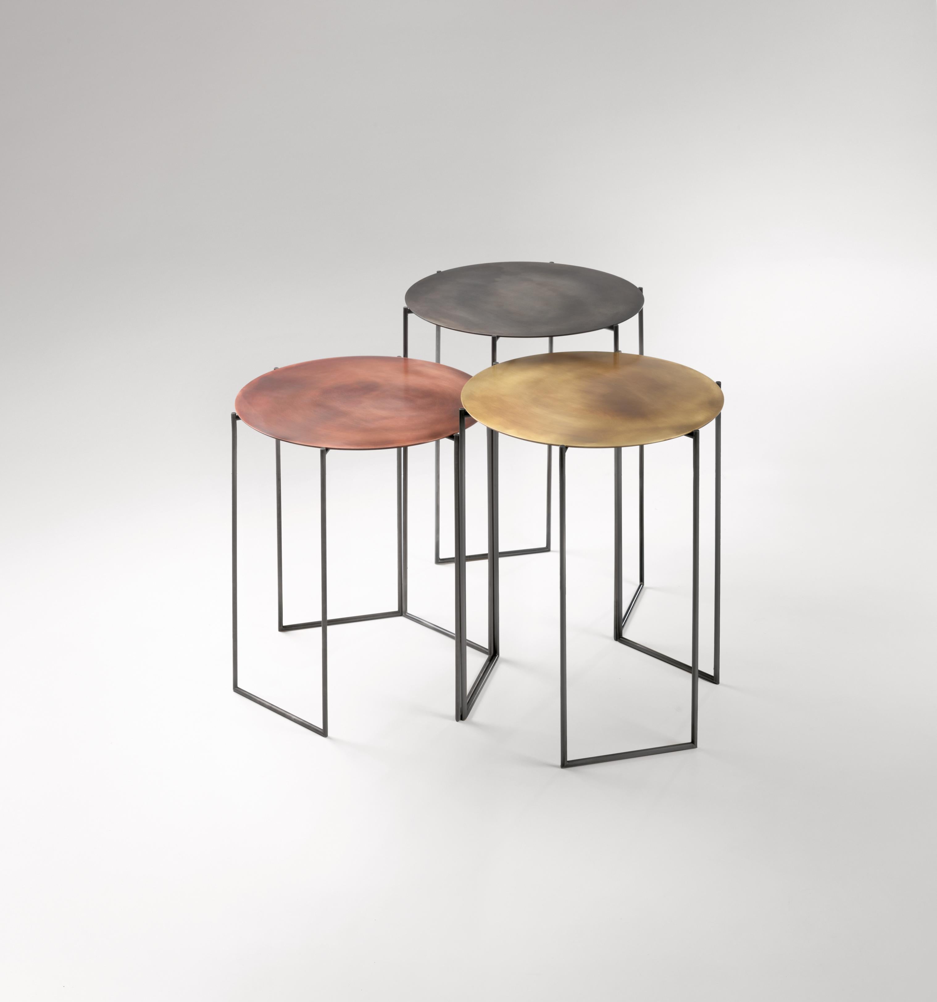Table d'appoint Band 60 de De Castelli
Dimensions : ⌀ 50 x H 60 cm
MATERIAL : Cuivre DeLabré, métal
D'autres versions sont disponibles, veuillez nous contacter pour toute demande.

L'ensemble de tables Band crée une 