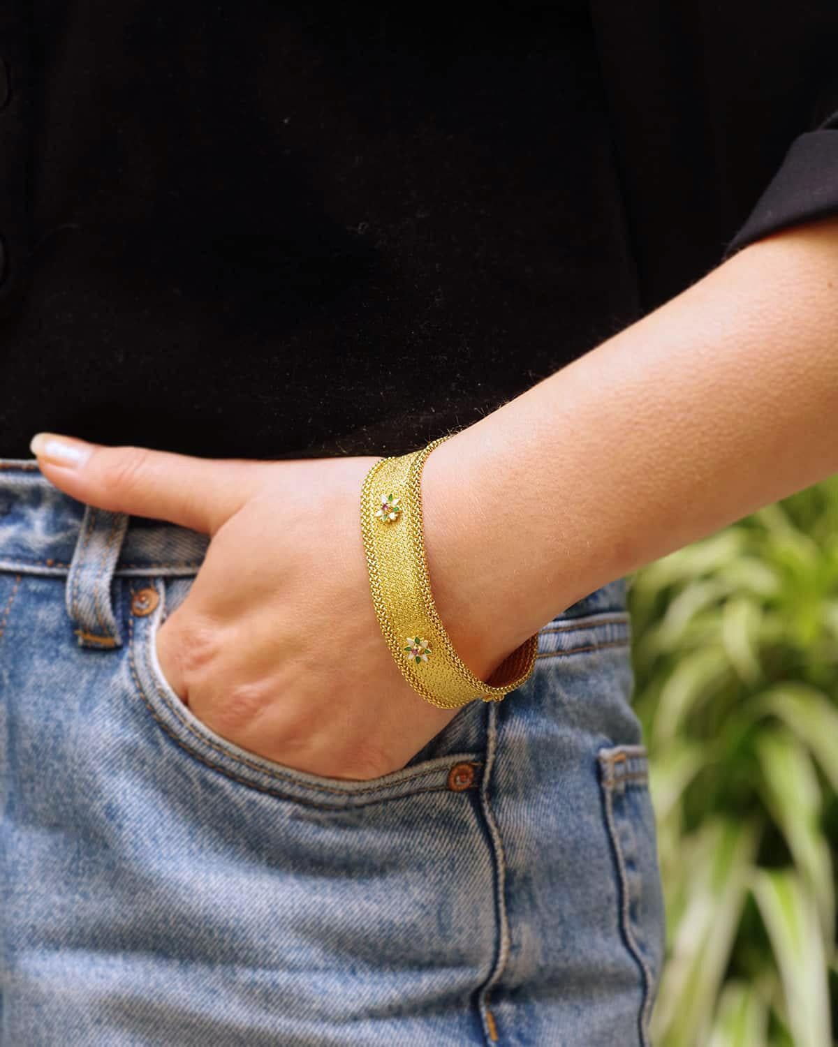 Moderne Bracelet signé UnoAErre avec fleurs émaillées de rubis en or 18k en vente