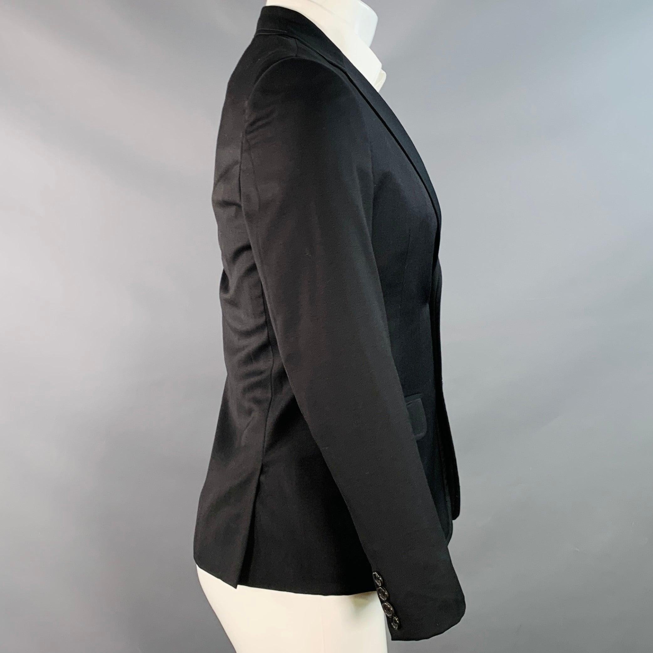 Cappotto sportivo della Band Of Outsiders
in misto lana nera, con revers a lancia, doppio spacco sul retro e chiusura a due bottoni. Realizzato a mano negli Stati Uniti. Eccellente condizione di usato. 

Contrassegnato:   1 

Misure: 
 
Spalla: