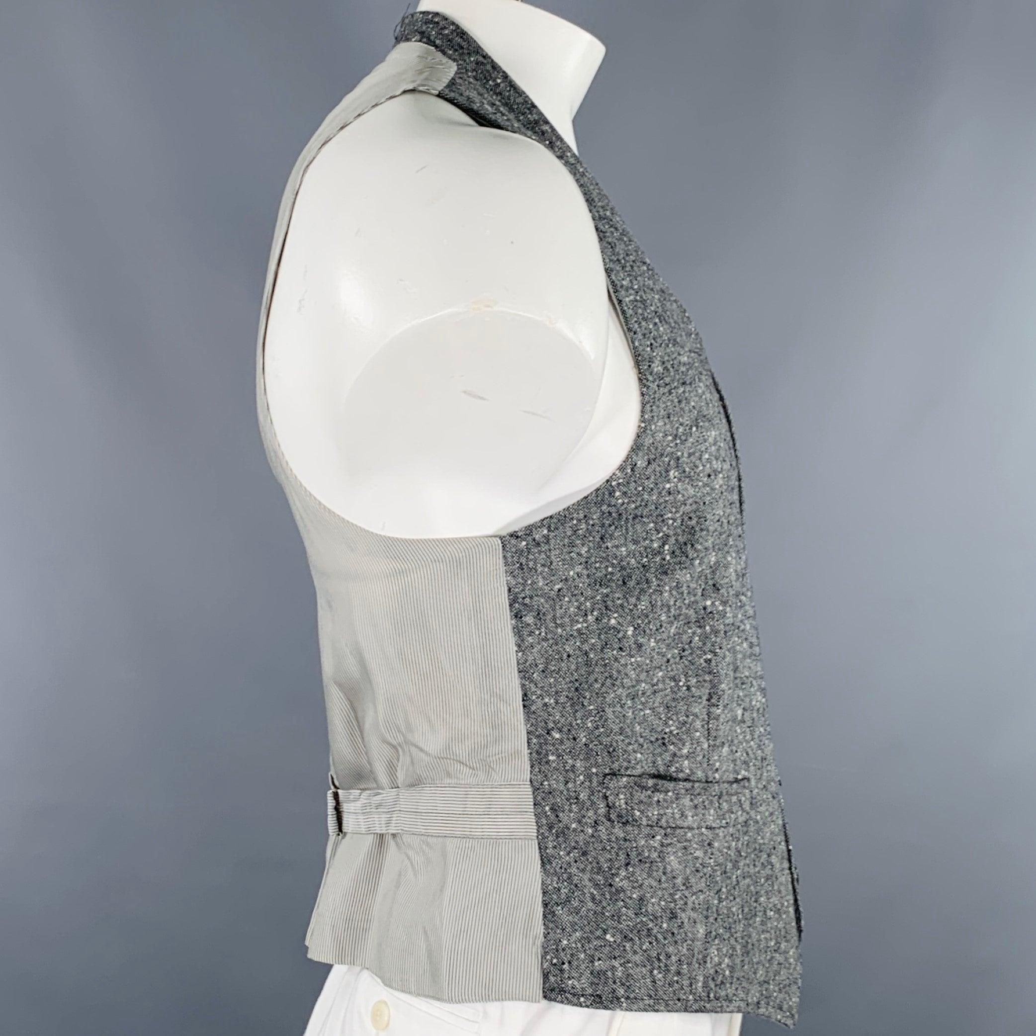chaleco BAND OF OUTSIDERS
de tweed de lana en blanco y negro, con tres bolsillos, espalda de tela a rayas y cierre de botones. Hecho en EE.UU. Muy buen estado usado. Marca moderada en el interior de la prenda. 

Marcado:   4 

Medidas: 
 
Hombro 30