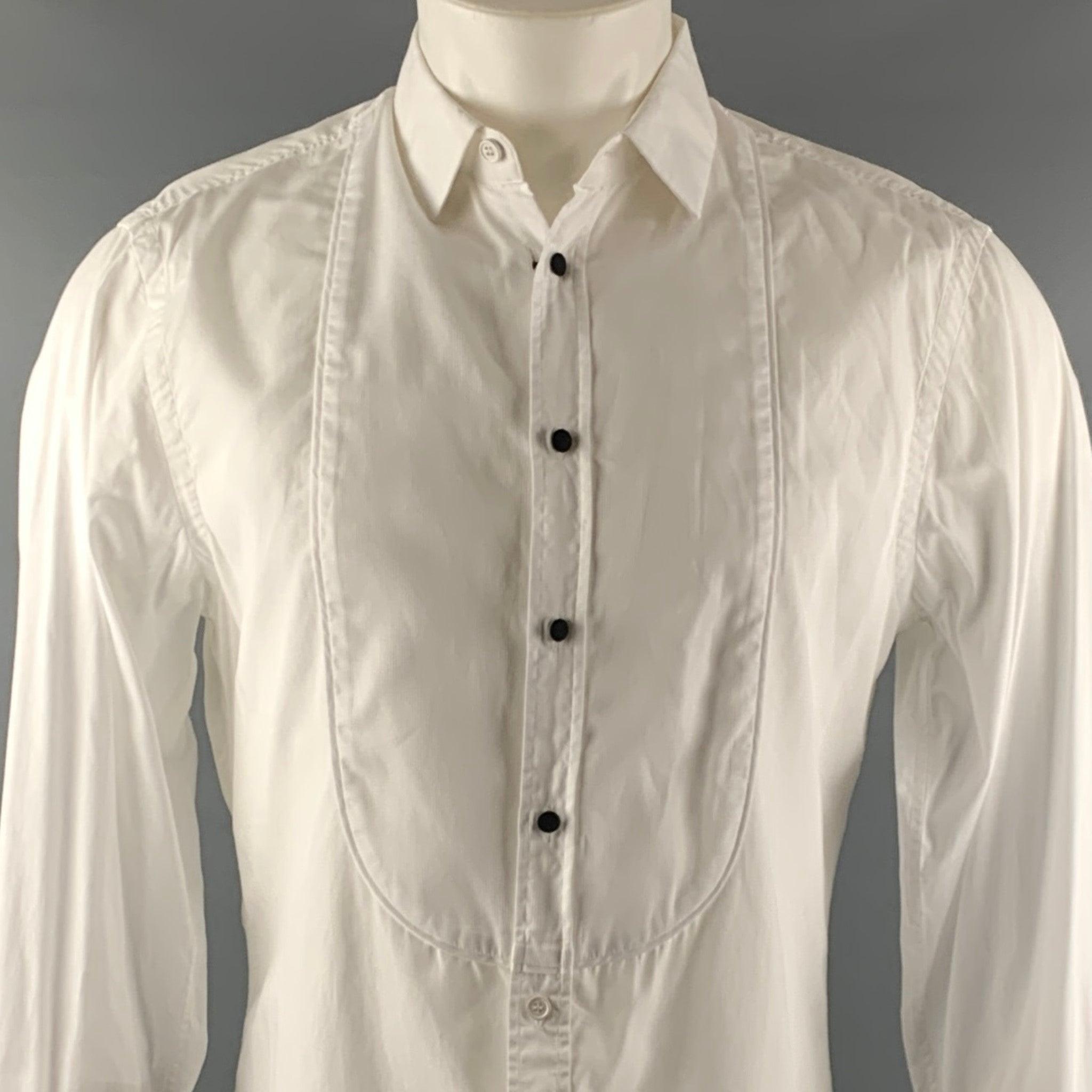 BAND OF OUTSIDERS
tuxedo shirt in a white cotton featuring a bib-style front, French cuffs, and a spread collar. Made in Italy.Very Good Pre-Owned Condition. Minor signs of wear. 

Marked:   size not marked 

Measurements: 
 
Shoulder: 17.5 inches