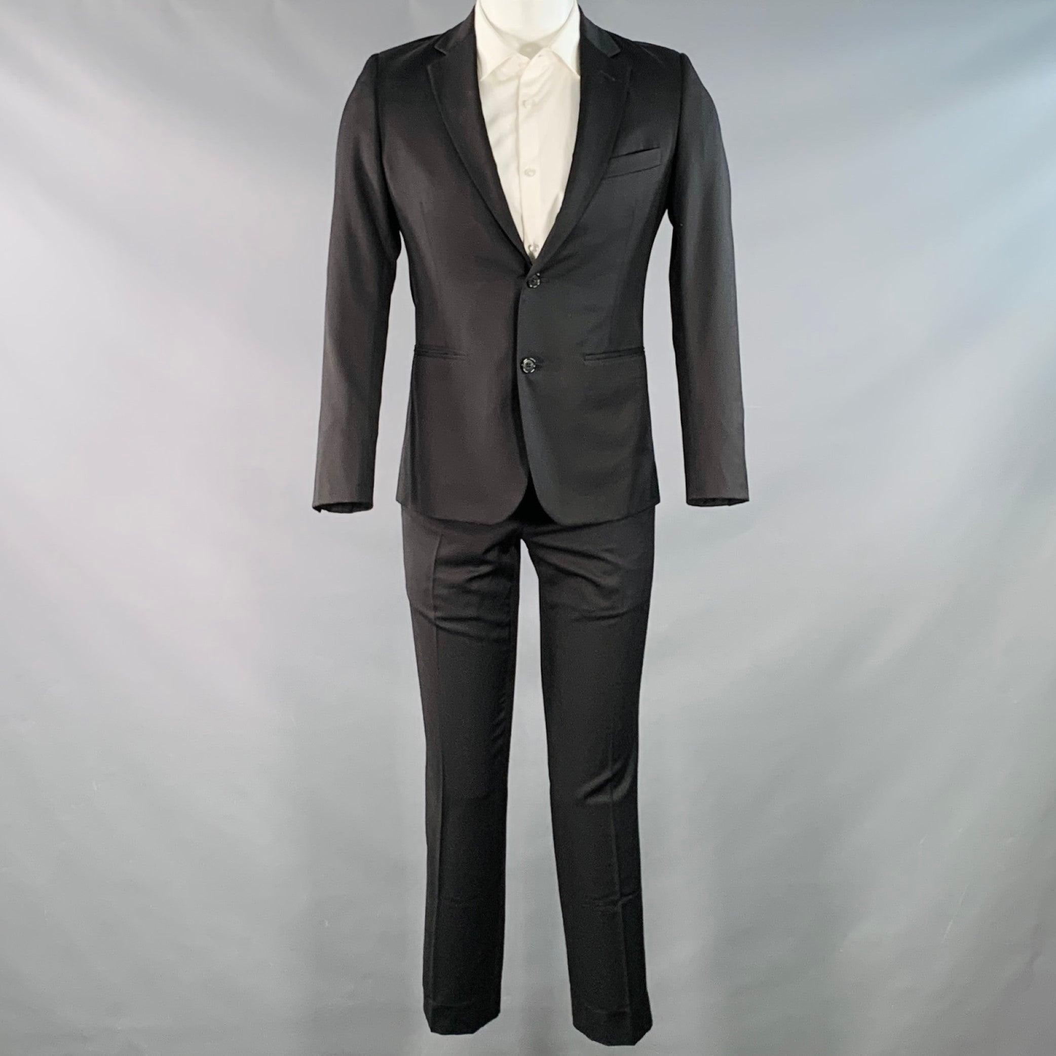 BAND OF OUTSIDERS costume
en sergé de laine noire avec une doublure complète et comprend un manteau de sport à un seul bout, à double boutonnage, avec un revers à cran et un pantalon assorti à devant plat.
L'ourlet n'a pas été fini pour vous