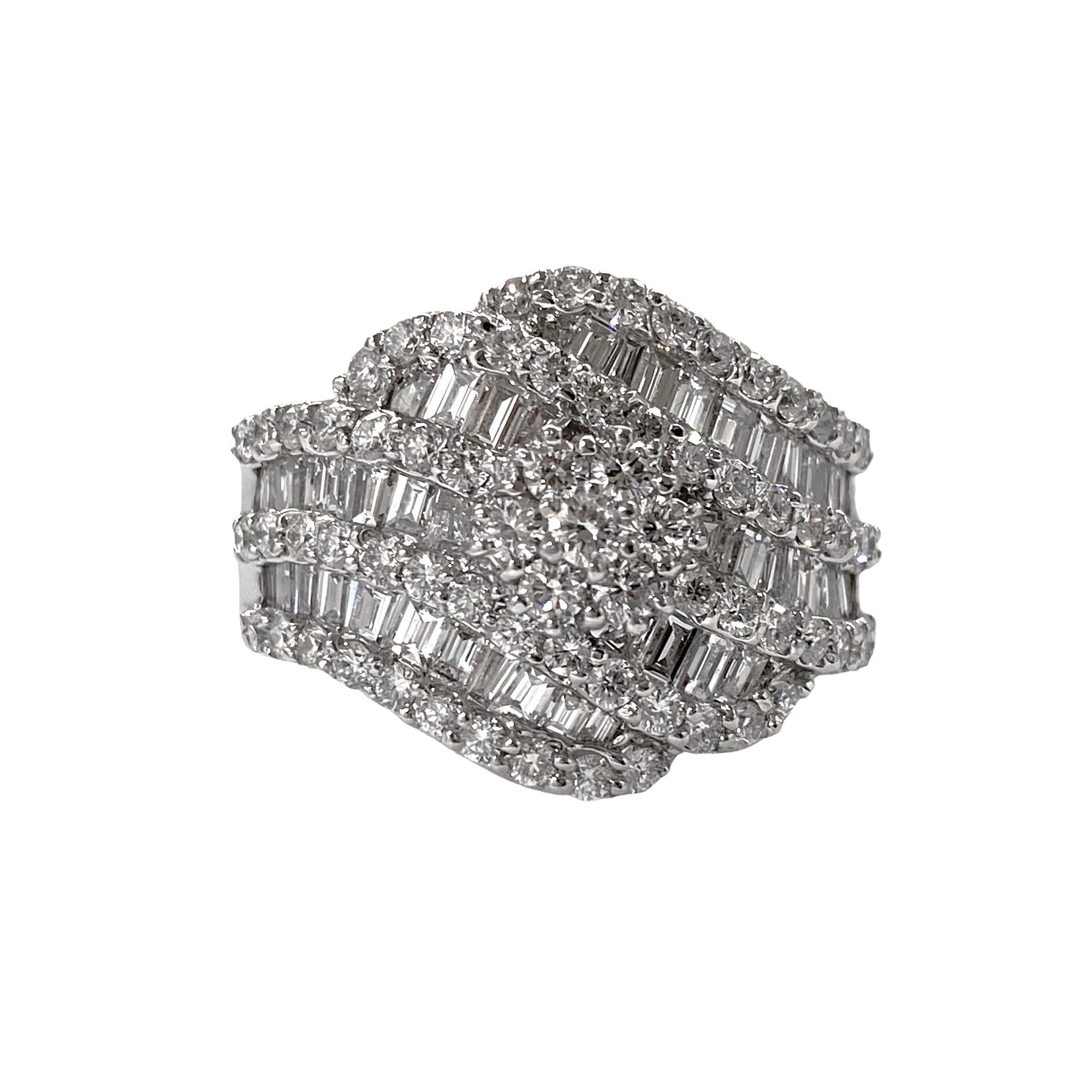 Perfekter Zustand - die Qualität der Fassung und der Politur ist ausgezeichnet
Gesamtgewicht: 11,78 gr
Diamanten im Rund- und Baguetteschliff: 2,64 Karat weiße Naturdiamanten
Ringgröße : US 7 3/4 (wenn Sie eine andere Größe benötigen, kontaktieren