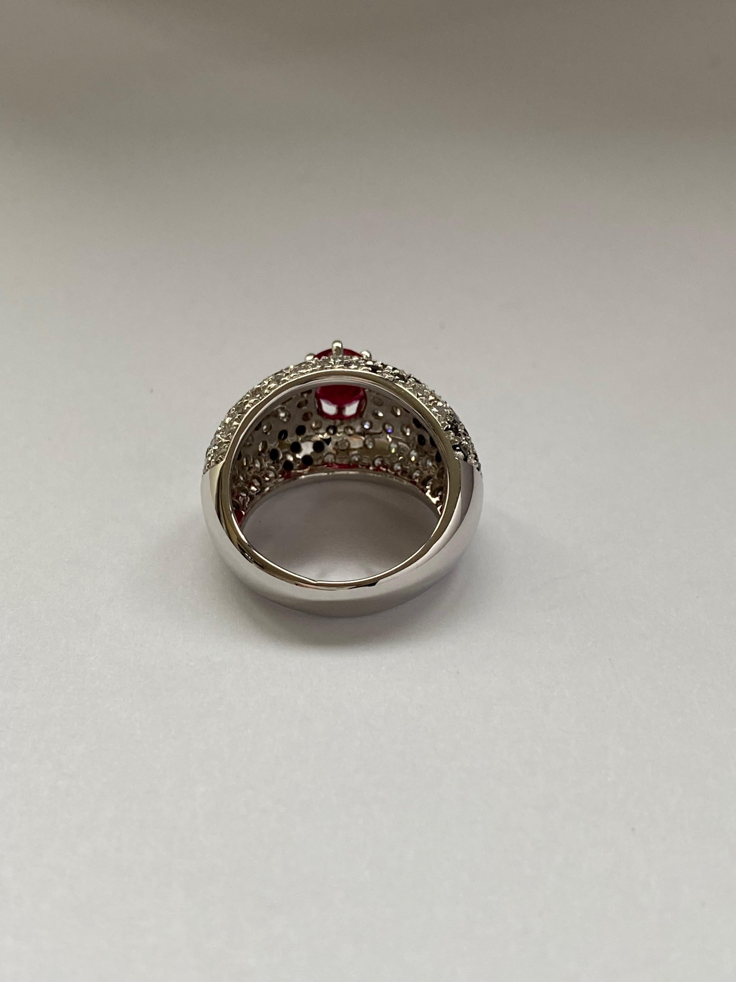 Band Pavè Ring with Natural Ruby, 18kt White Gold, Made in Italy, Vintage In Excellent Condition For Sale In Vicenza, VI