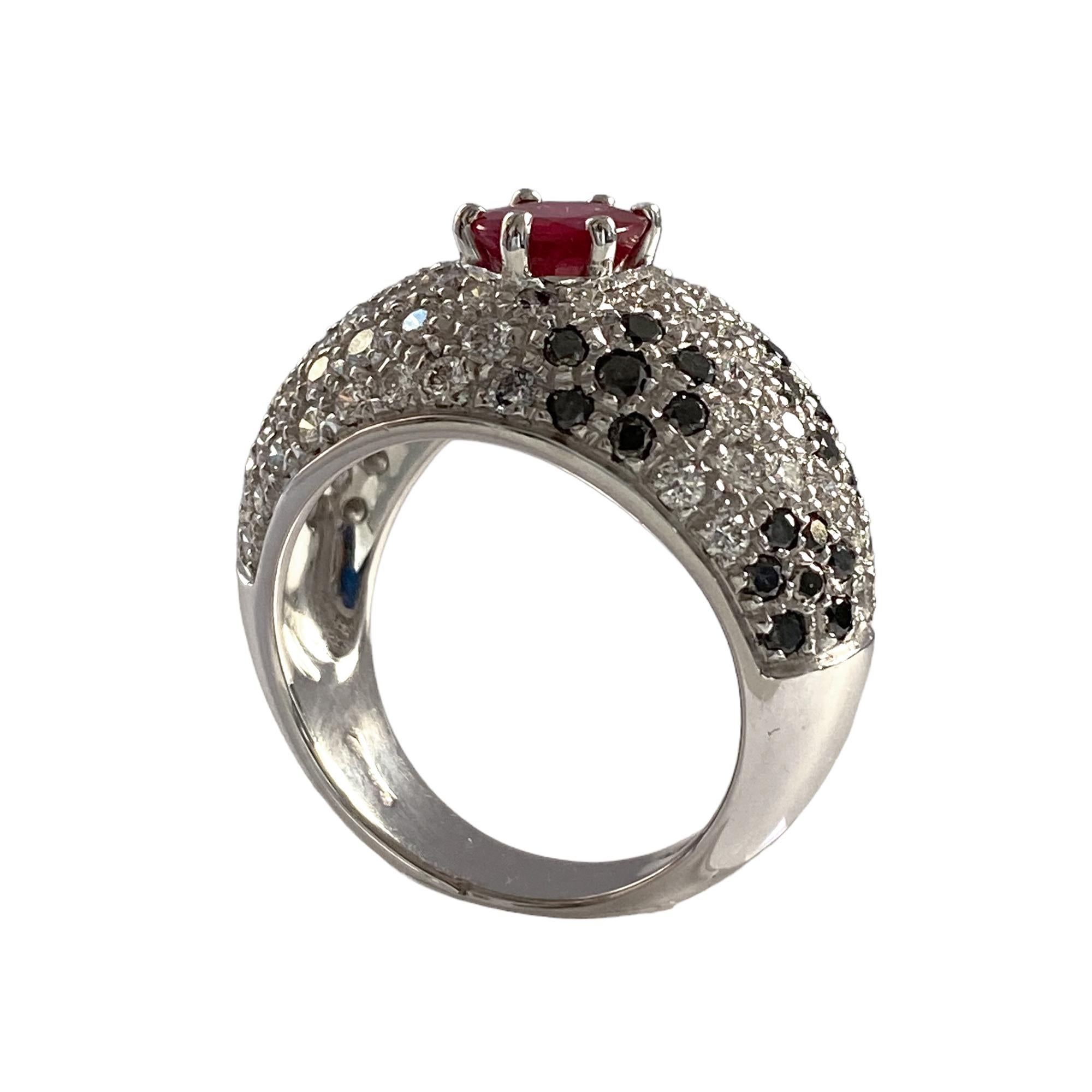Oval Cut Band Pavè Ring with Natural Ruby, 18kt White Gold, Made in Italy, Vintage For Sale