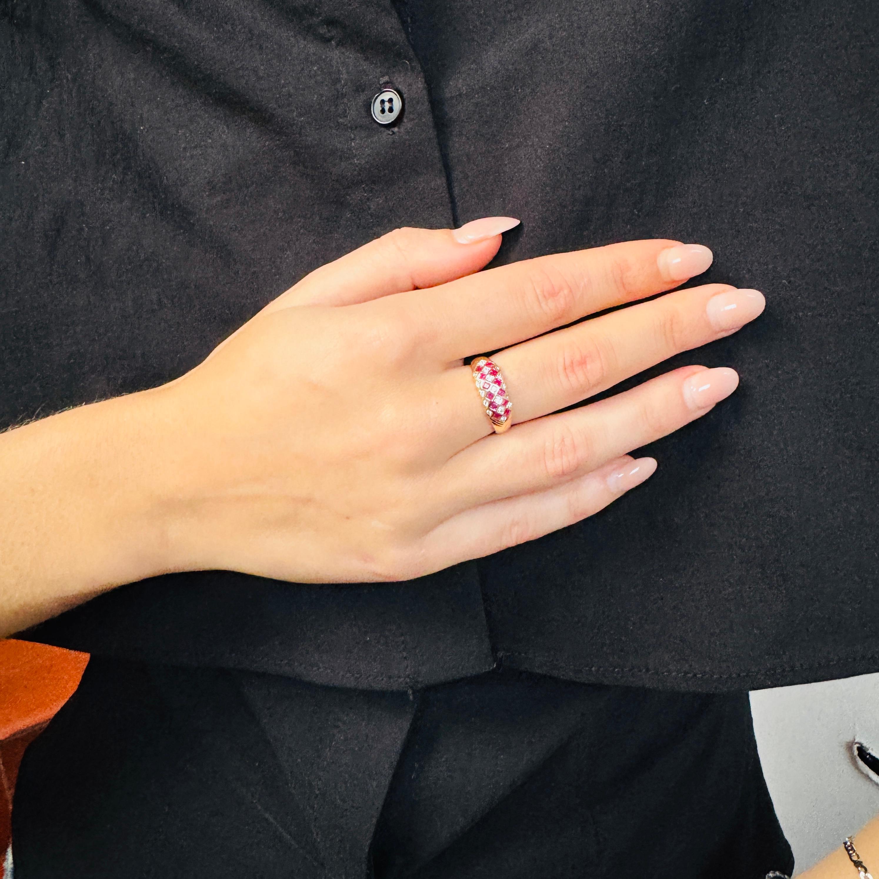 Taille carrée Bague en or jaune 18k avec rubis et diamants carrés facettés ca 0.48 carat en vente