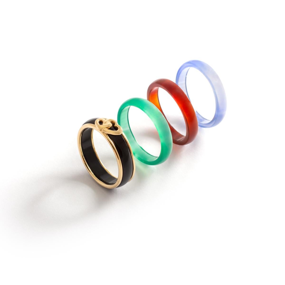 Ring mit austauschbarem Band aus Chalcedon, Cornaline und Onyx auf einer Fassung aus Gelbgold mit einem Herz in der Mitte.
Ringgröße: 9 Us.
Bruttogewicht: 7,26 Gramm insgesamt.