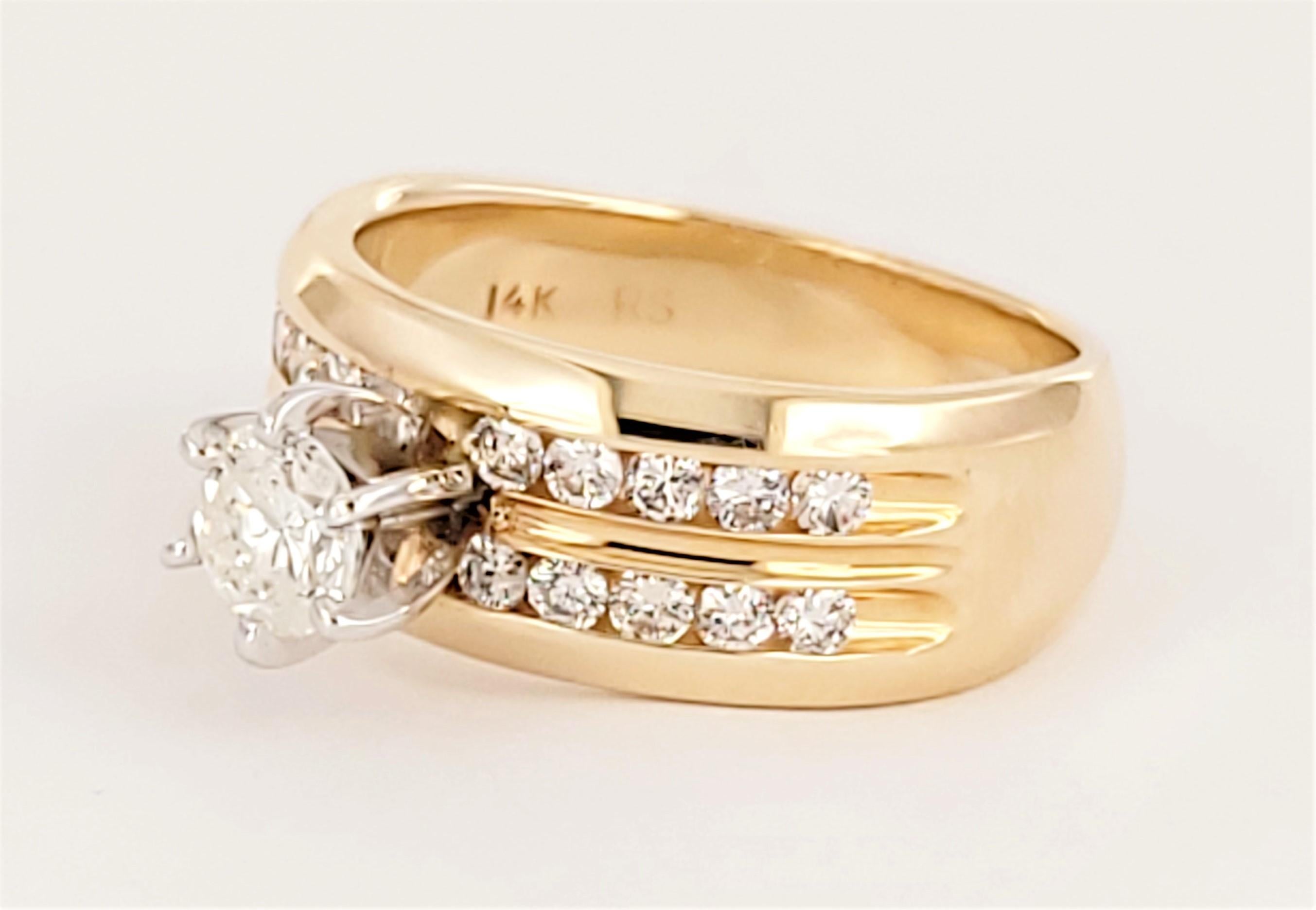 Band Ring in 14K Yellow Gold with Diamonds In Excellent Condition For Sale In New York, NY