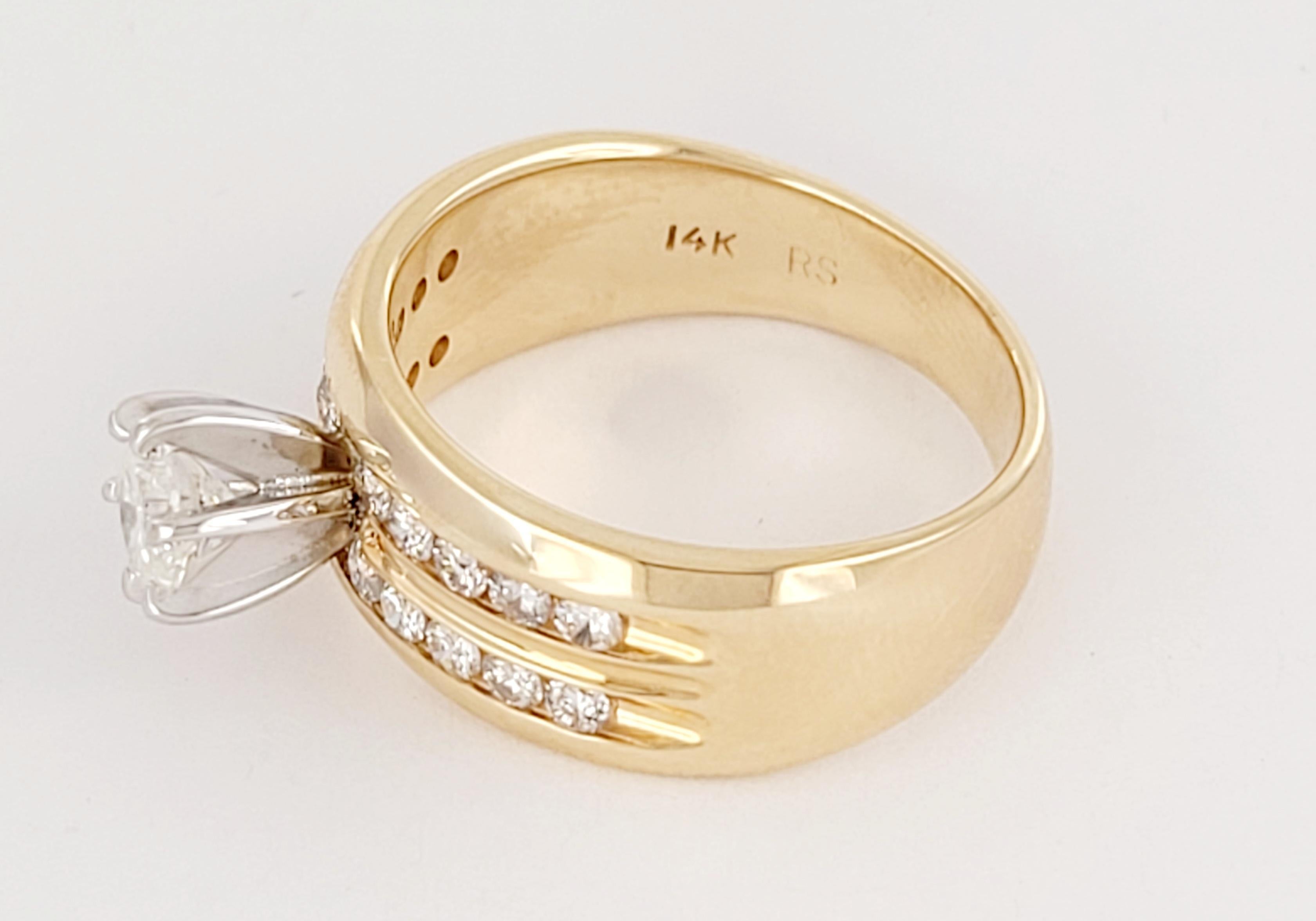 Women's Band Ring in 14K Yellow Gold with Diamonds For Sale