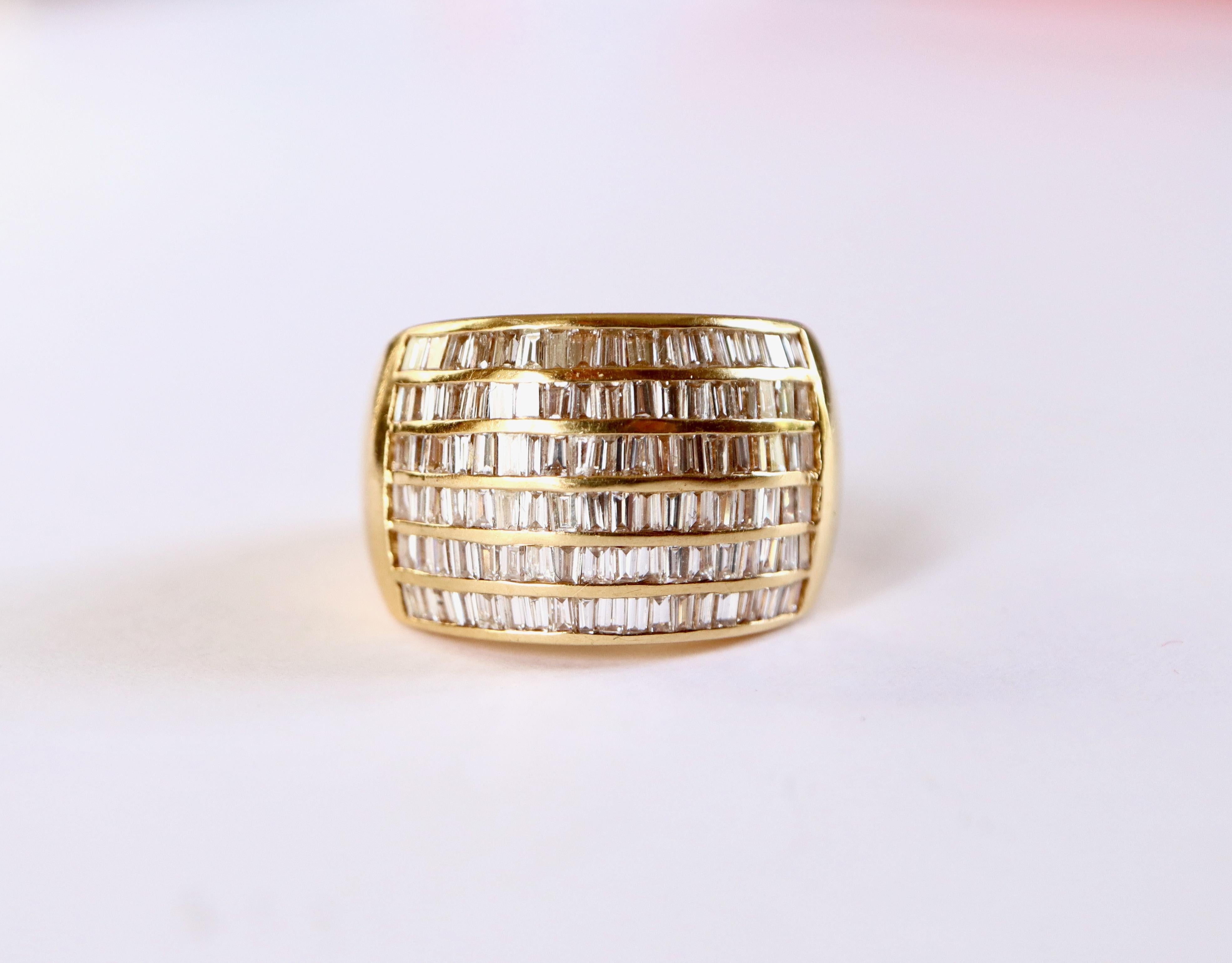 Ring in 18-carat yellow gold and baguette diamonds. The ring is made up of 6 rows of baguette diamonds on the front of the ring for a total diamond weight of 1.5 to 2 carats.
Eagle head hallmark. French work
Diameter: 18 mm FR size: 55.5 to 56 US