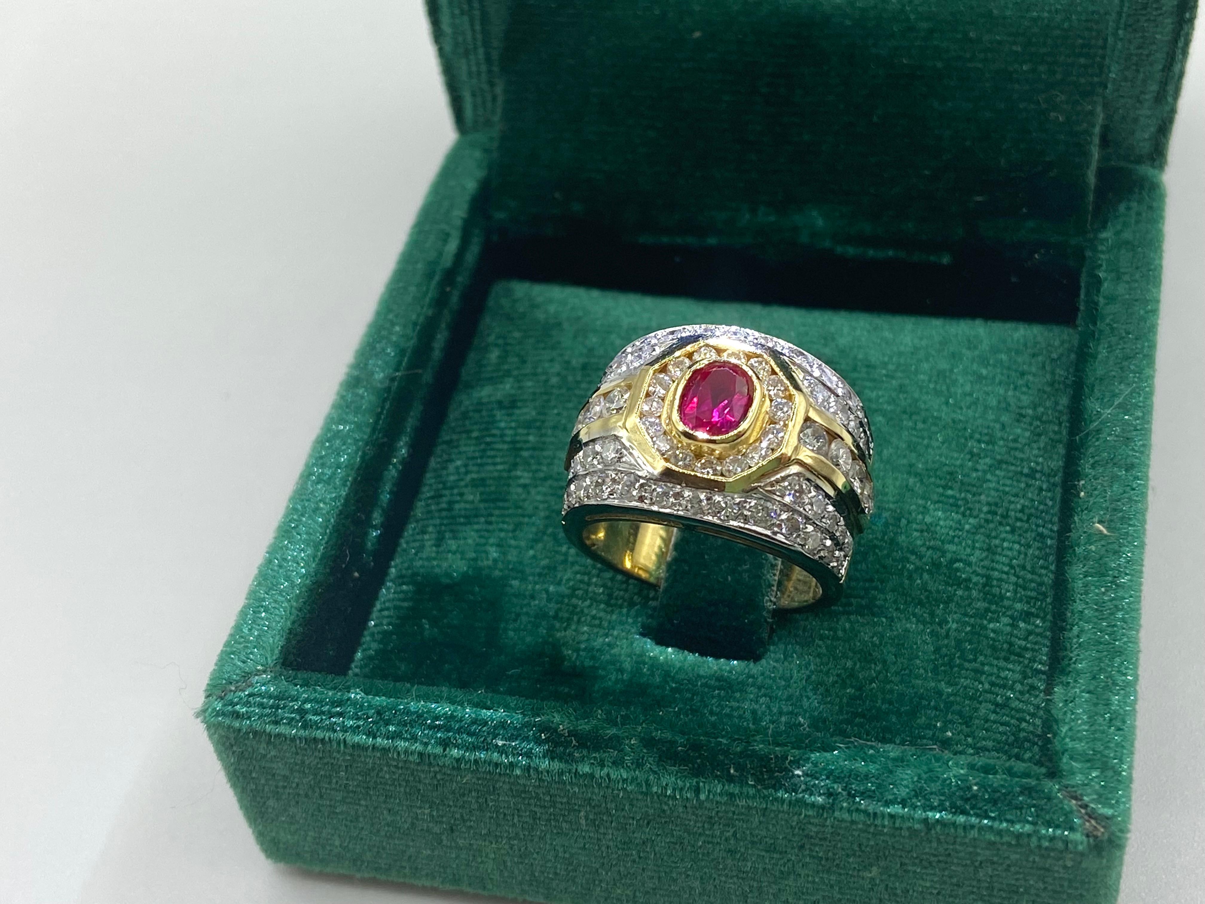 Band ring in 18 kt gold, ruby ​​and brilliant cut diamonds.
Majestic ring in the two colors of gold, white and yellow, 18 kt (750 thousandths, as shown in the stamp in the photograph), weighs 12.8 grams. The upper part is 16 mm wide. Set with a