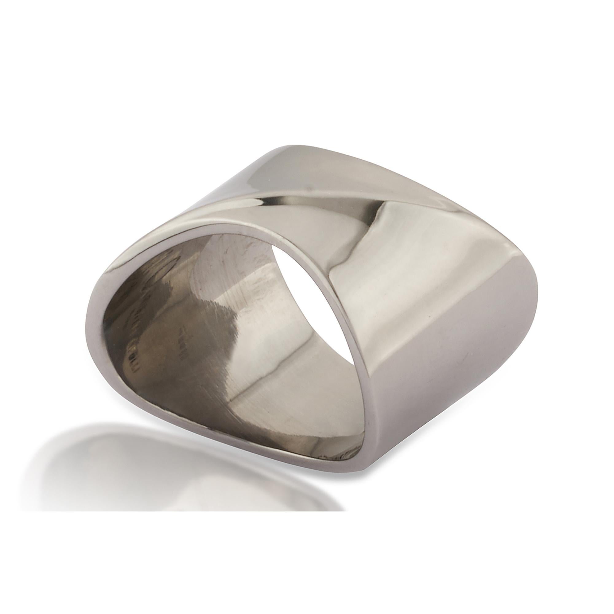 Unisex band ring with a minimalistic and bold design.
Size UK M - US 6 1/2 in stock, more sizes available upon request, made to order items are not returnable.
Perfect worn solo or horizontally stacked with multiple rings from the same