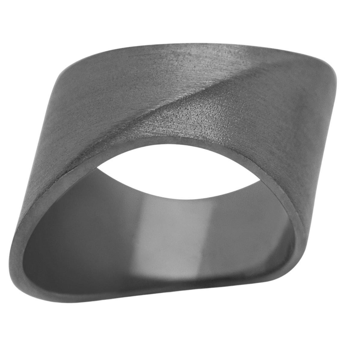 Bague à anneau en rhodium noir sur argent sterling texturé