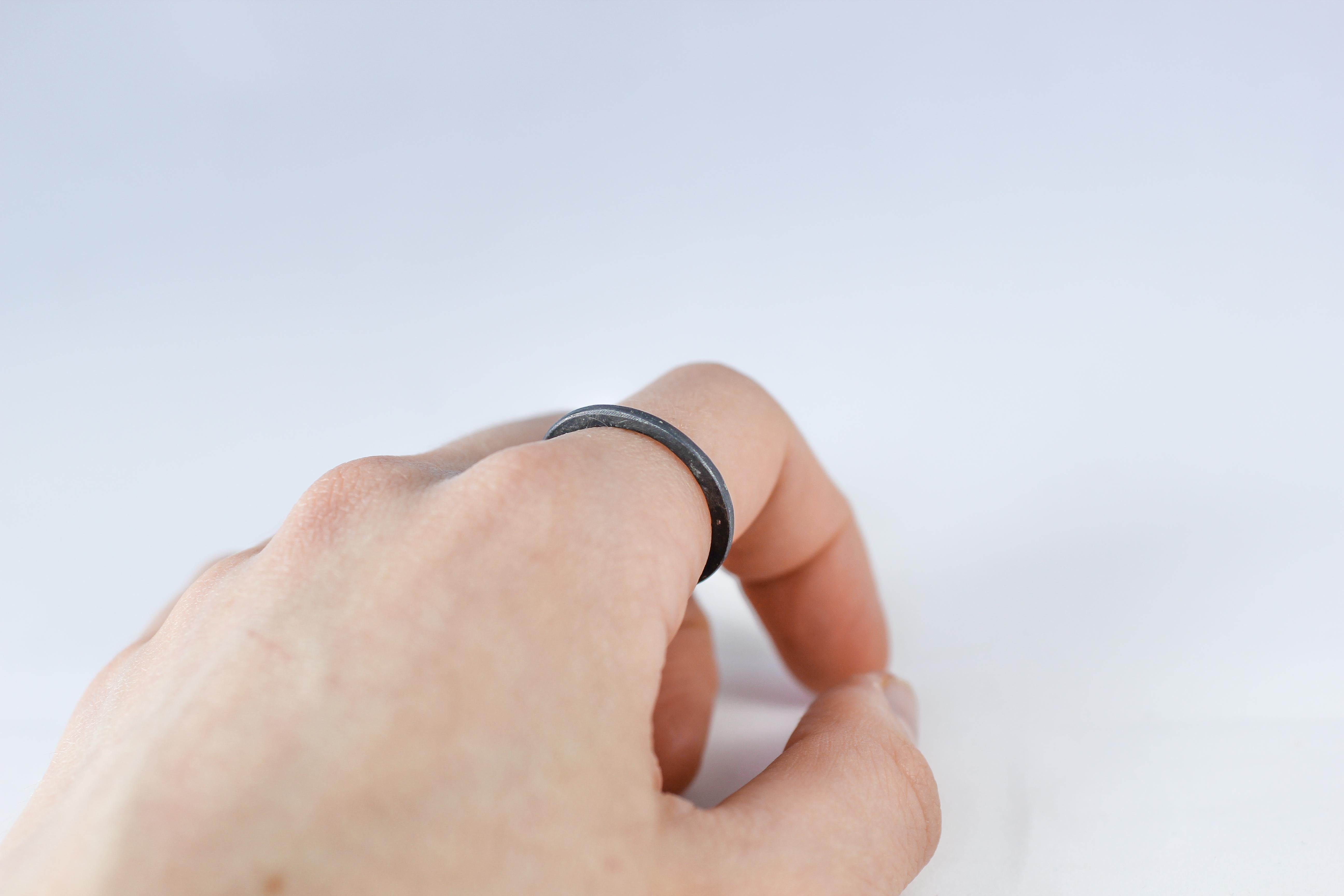 Taille ronde Bague à anneau en argent sterling oxydé avec disque moyen empilable, mode contemporaine en vente