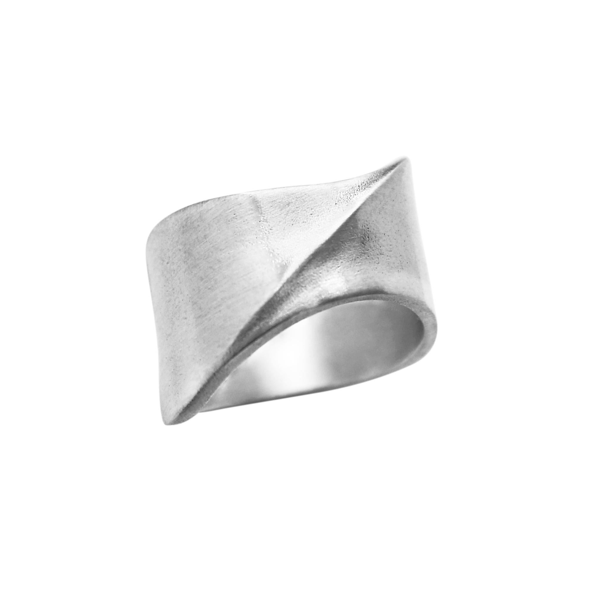 Bague unisexe au design minimaliste et audacieux.
Taille UK Q - US 8 1/4 en stock, autres tailles disponibles sur demande, les articles fabriqués sur commande ne sont pas retournables.
Parfait en solo ou empilé horizontalement avec plusieurs bagues