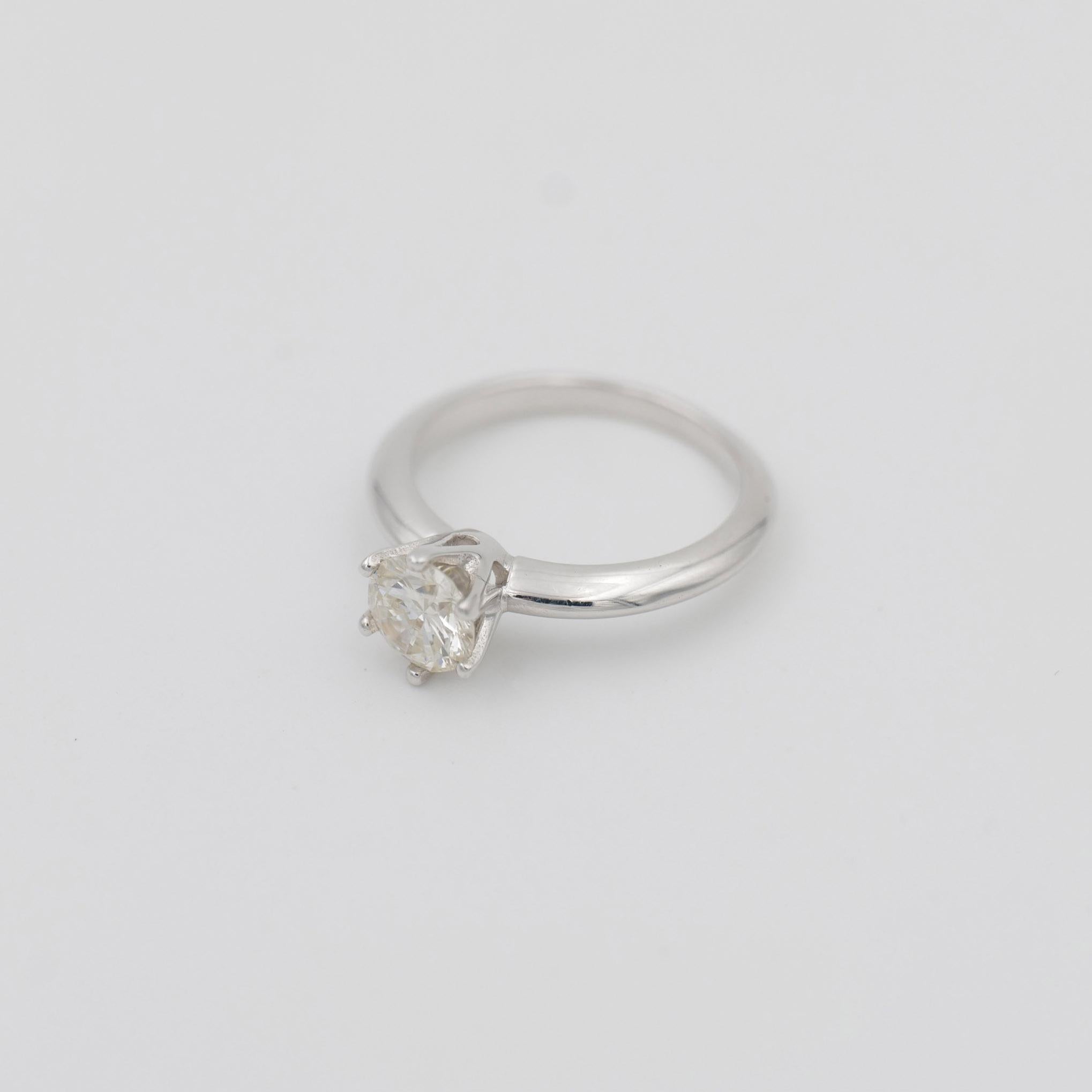  
 

Ring with brilliant-cut solitaire diamond, 1 carat, top Wesselton, VSI, set in 750/- gold, claw setting, ring size 53
 The classic engagement ring with a high-quality stone and classic brilliant cut.

A simple and timeless goldsmith's work that