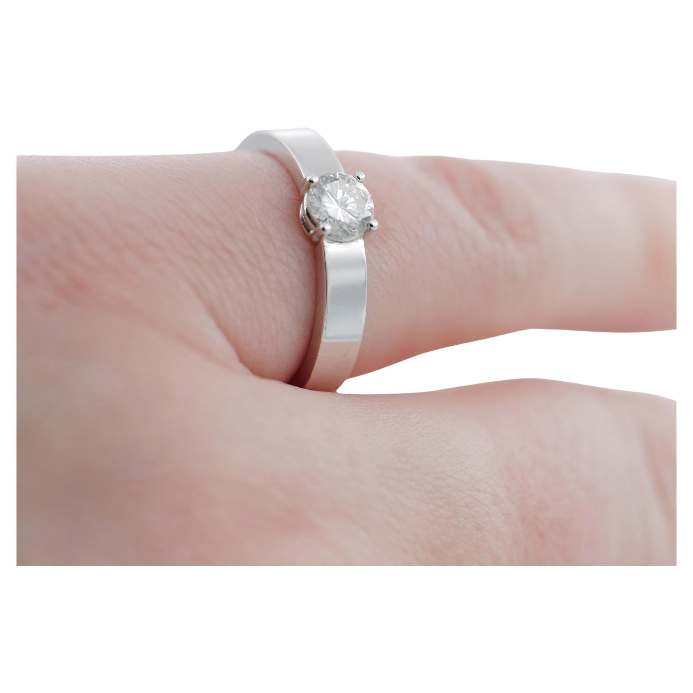 Band ring in white gold with brilliant-cut diamond For Sale