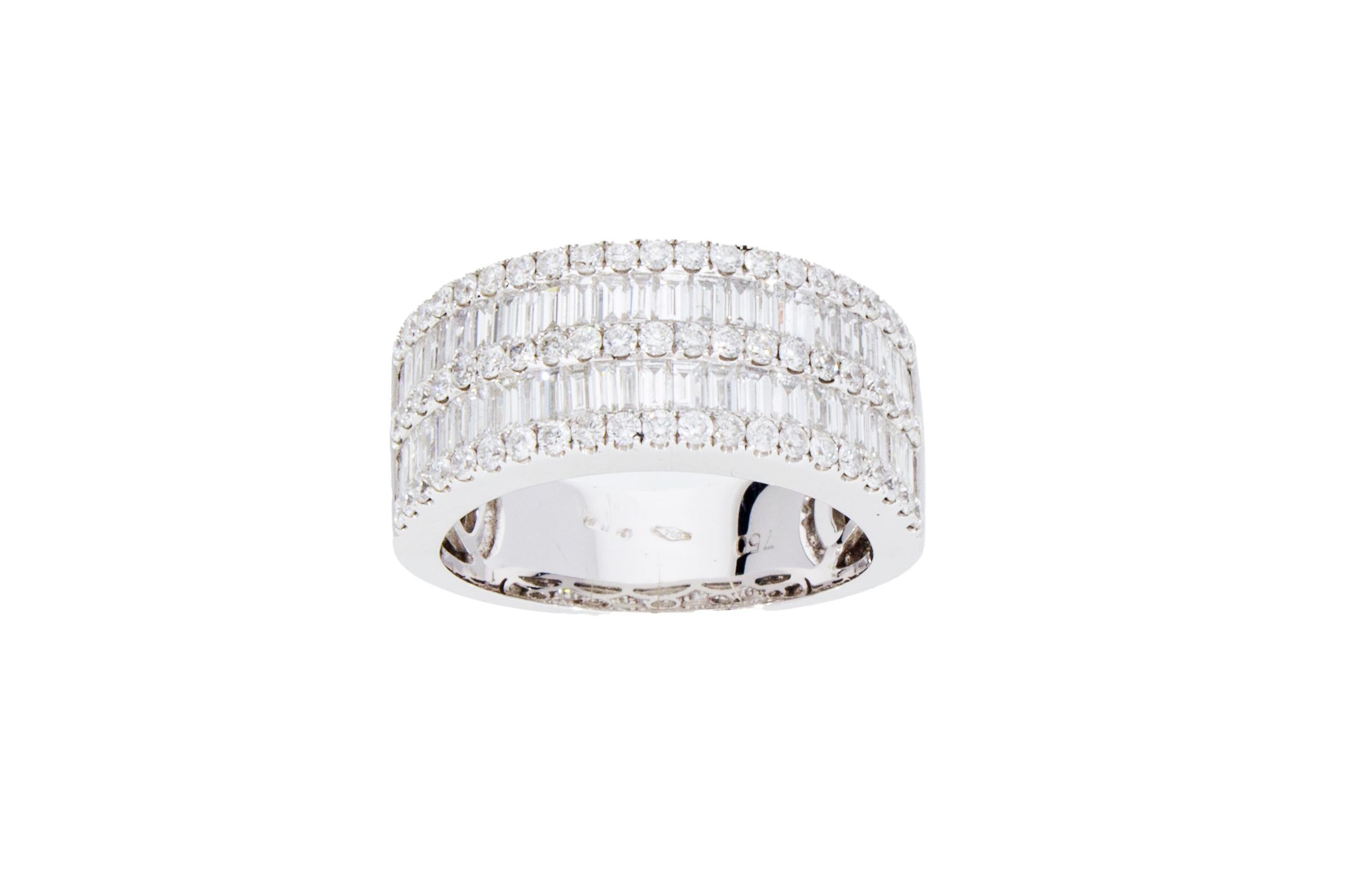 Taille baguette Bague à anneau en or blanc 18 carats avec 2,03 carats de diamants taille brillant et baguette  en vente