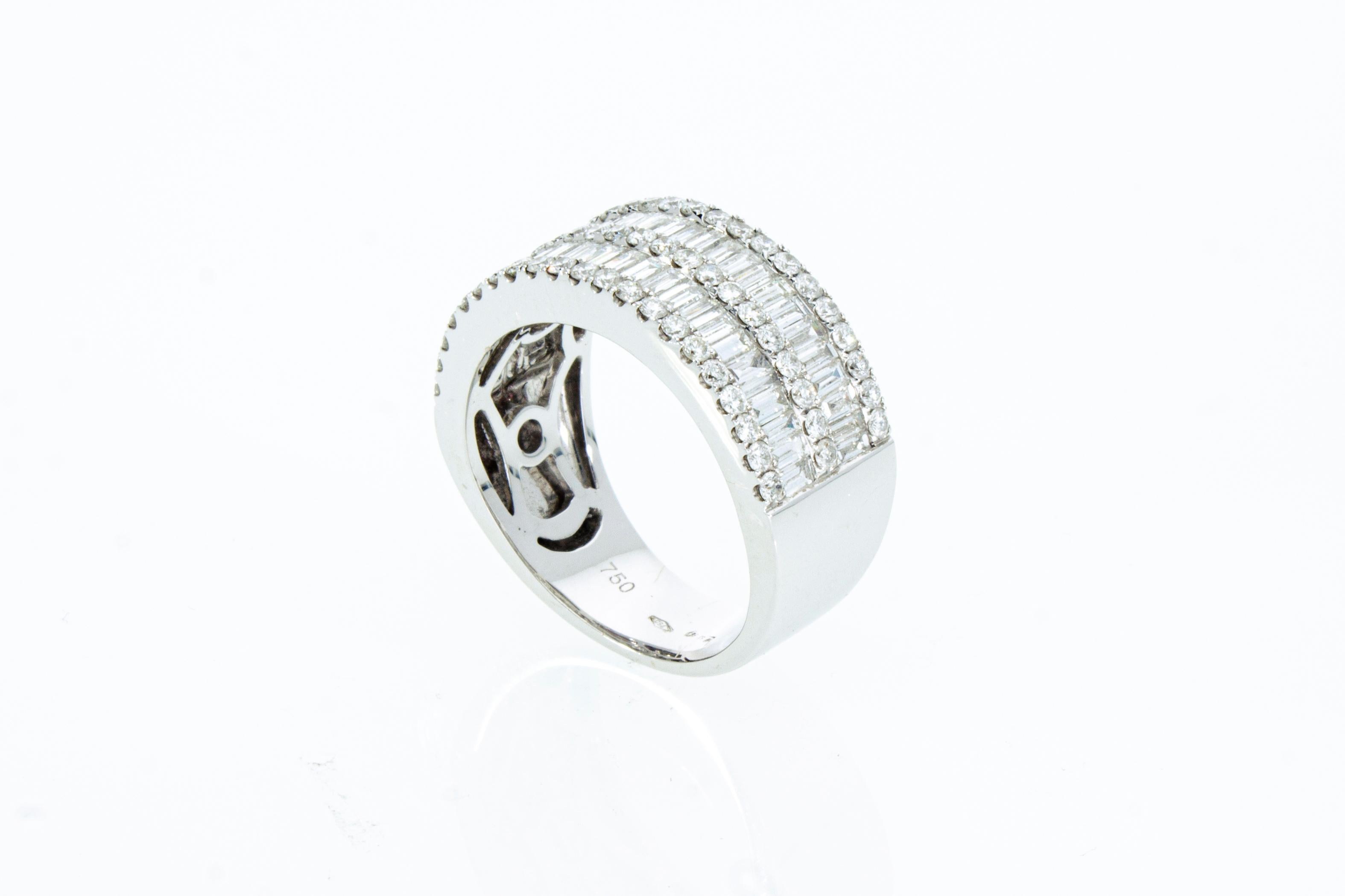 Bague à anneau en or blanc 18 carats avec 2,03 carats de diamants taille brillant et baguette  Pour femmes en vente