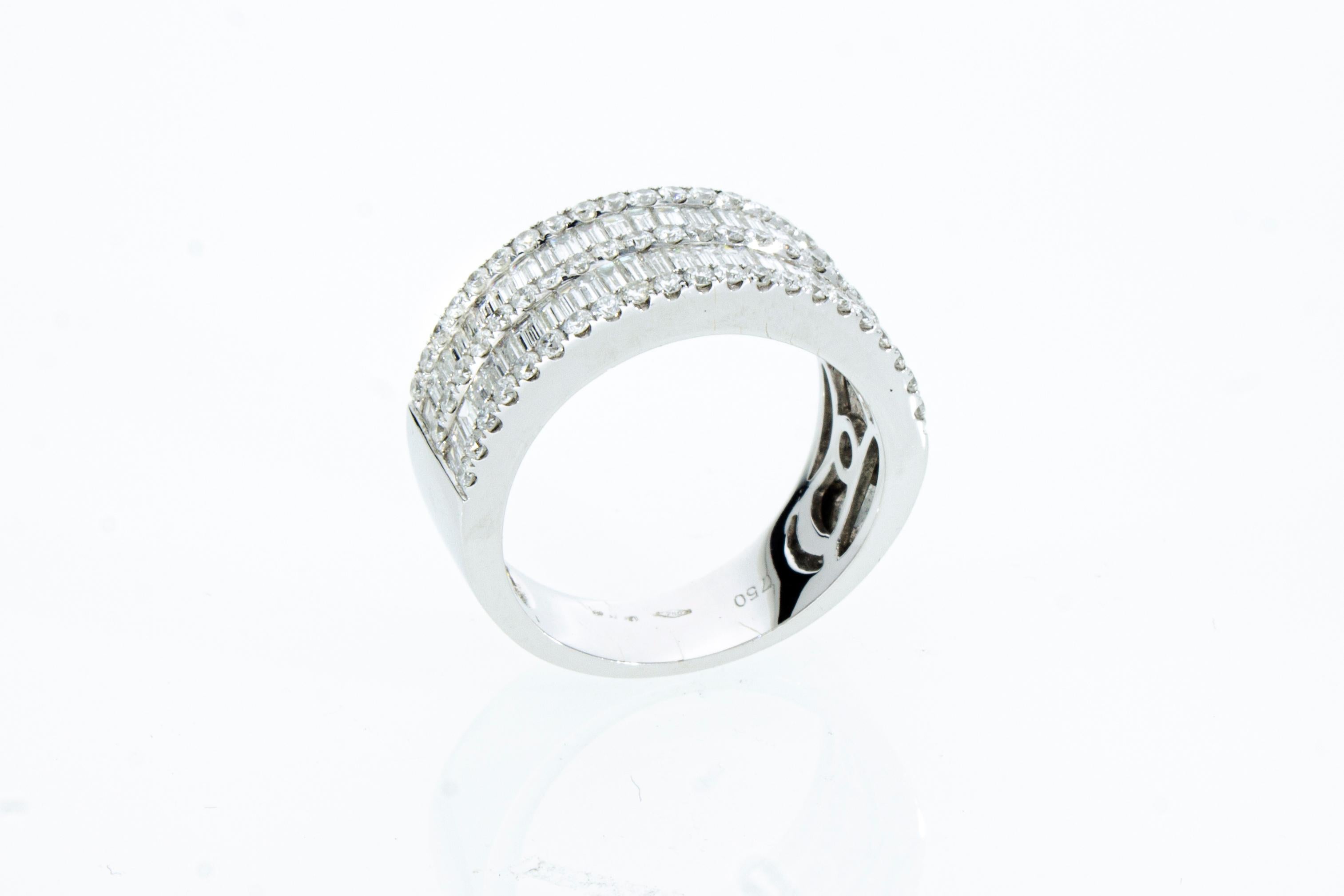 Bague à anneau en or blanc 18 carats avec 2,03 carats de diamants taille brillant et baguette  en vente 2