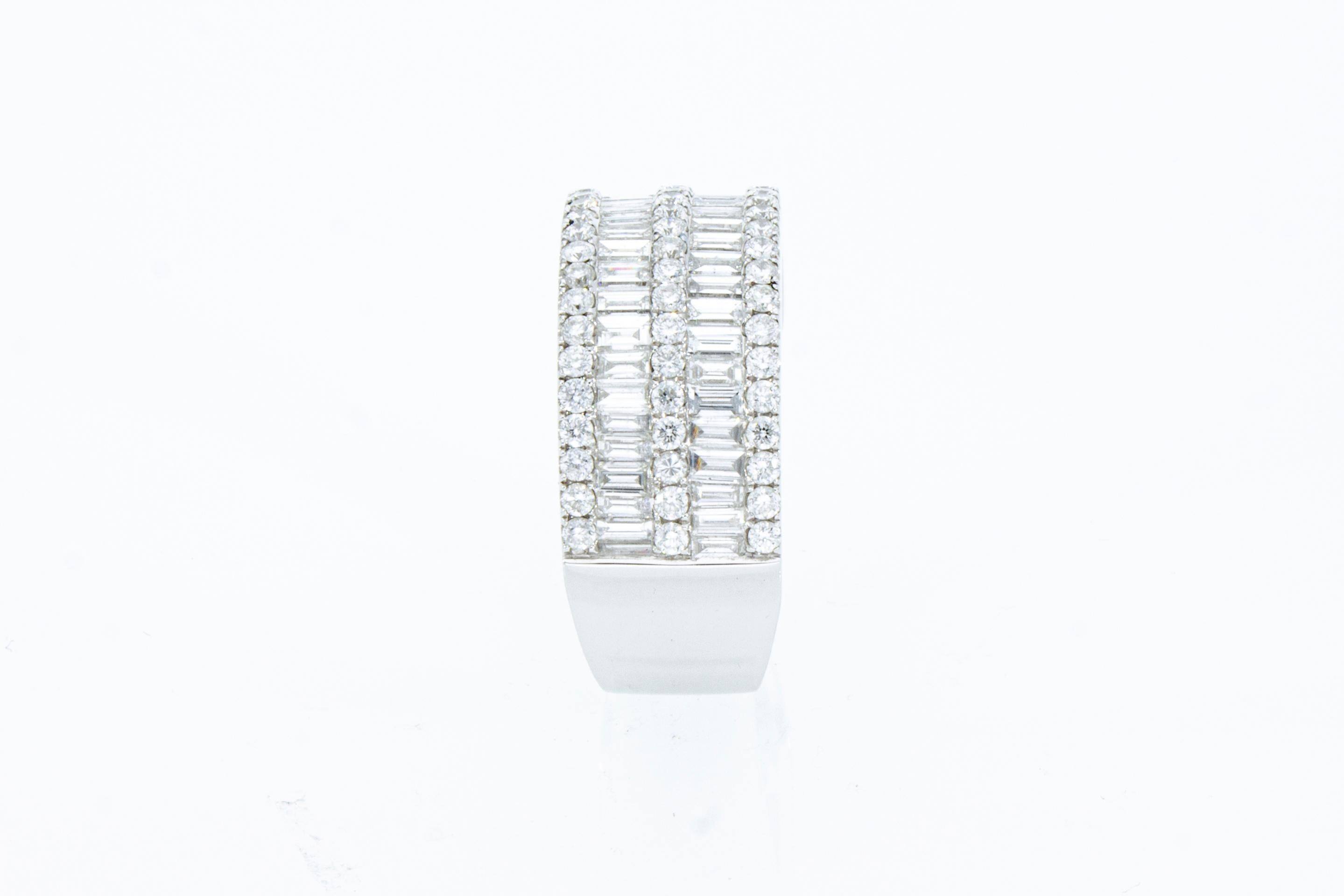 Bague à anneau en or blanc 18 carats avec 2,03 carats de diamants taille brillant et baguette  en vente 3