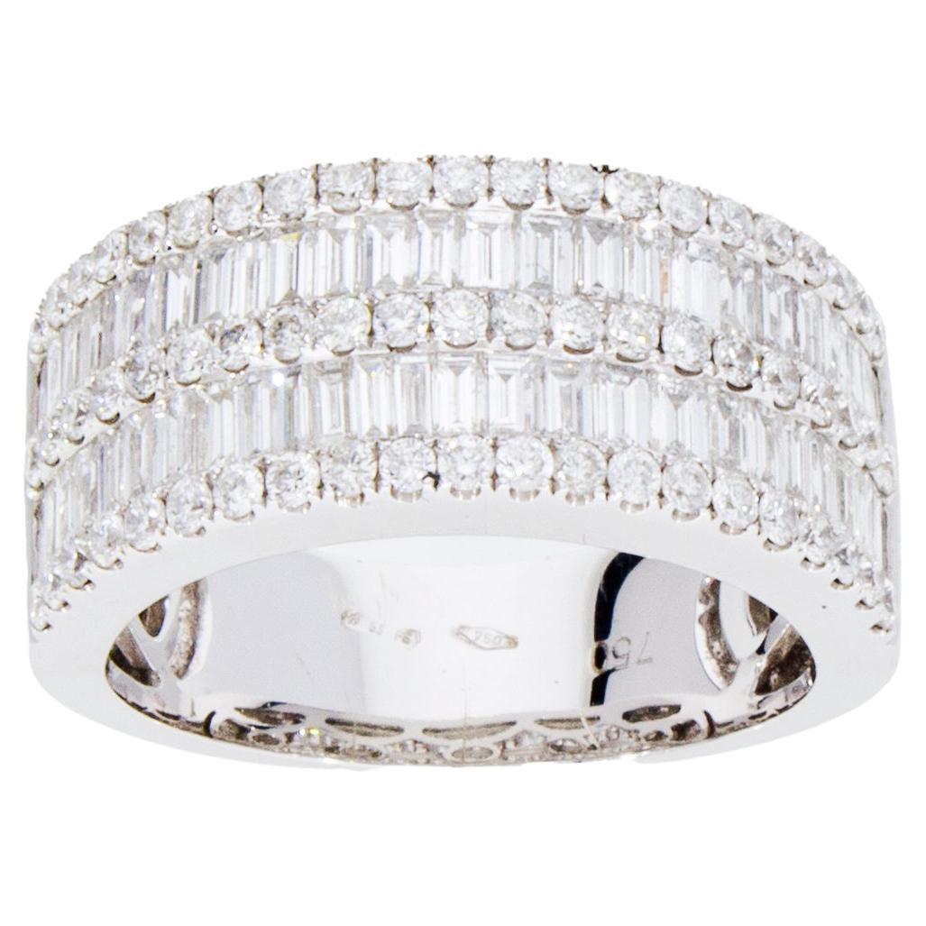 Bague à anneau en or blanc 18 carats avec 2,03 carats de diamants taille brillant et baguette  en vente