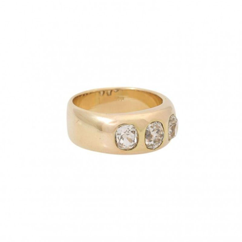 ca. WEISS-LGW (H-J)/VS-SI, GG 18K, 10,9 g, RW: 52, Einzelanfertigung aus älterem Steinmaterial, Ende 20. Jahrhundert, Gebrauchsspuren, Steine teilweise etwas locker.

 Ring mit 3 rechteckigen antiken Diamanten im alteuropäischen Schliff von