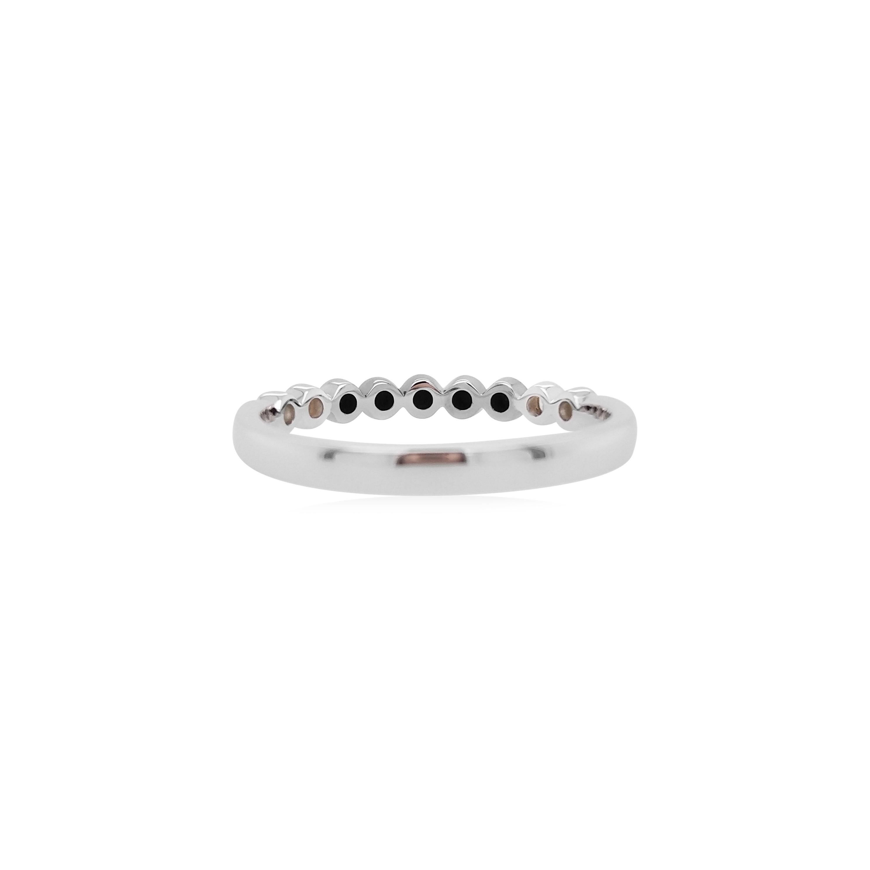 Contemporary Band Ring with Black Diamonds and White Diamonds made in 18K Gold For Sale