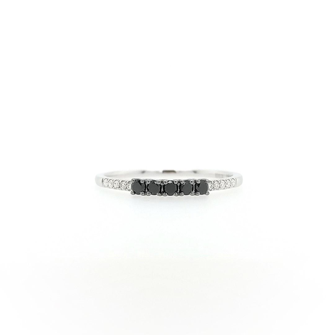 Round Cut Band Ring with Black Diamonds and White Diamonds made in 18K Gold For Sale