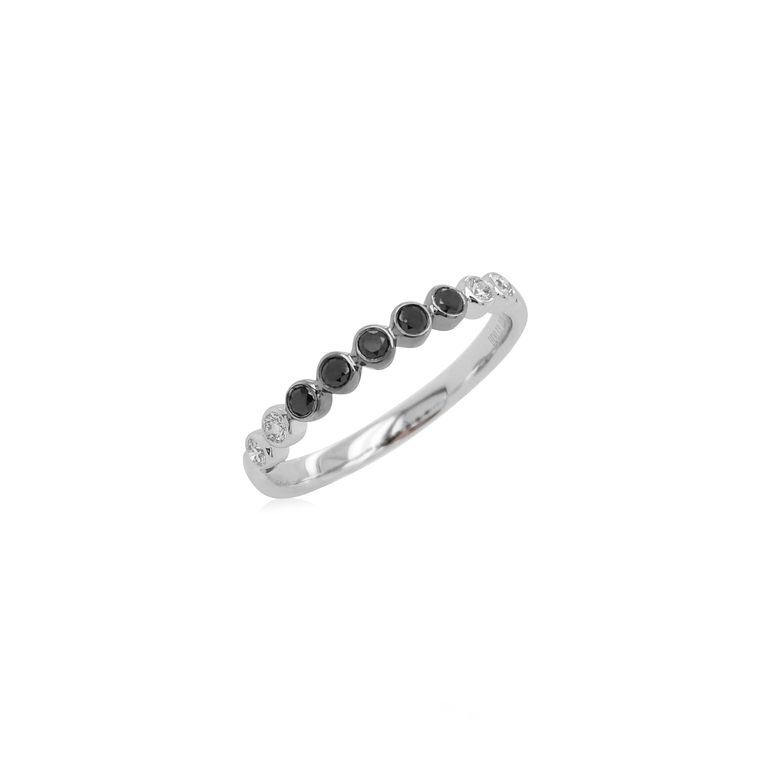Round Cut Band Ring with Black Diamonds and White Diamonds made in 18K Gold For Sale