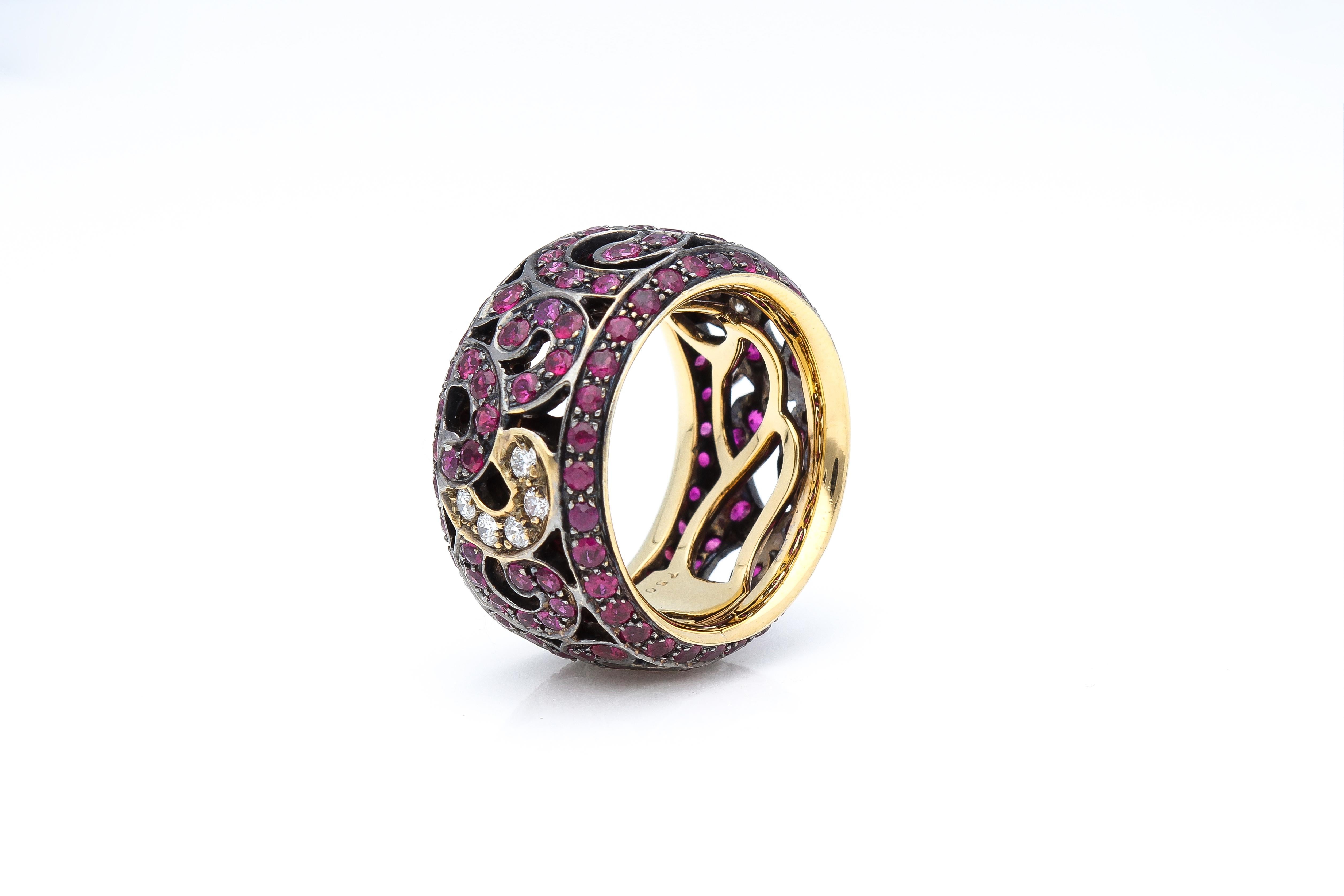 Bague d'ternit avec 4,13 carats de rubis et 0,25 carat de diamants. Fabrique en Italie en vente 9