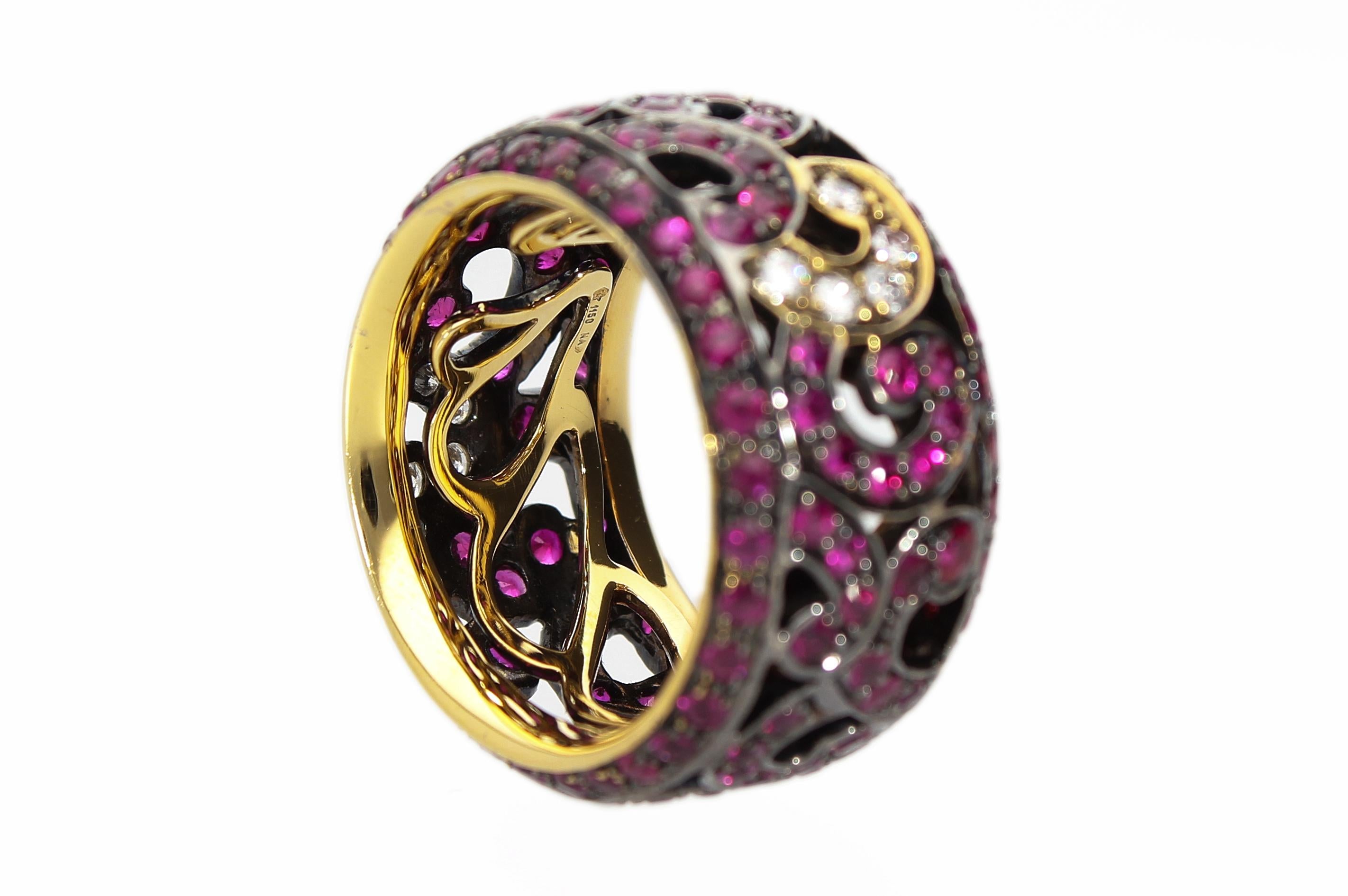 Taille ronde Bague d'ternit avec 4,13 carats de rubis et 0,25 carat de diamants. Fabrique en Italie en vente