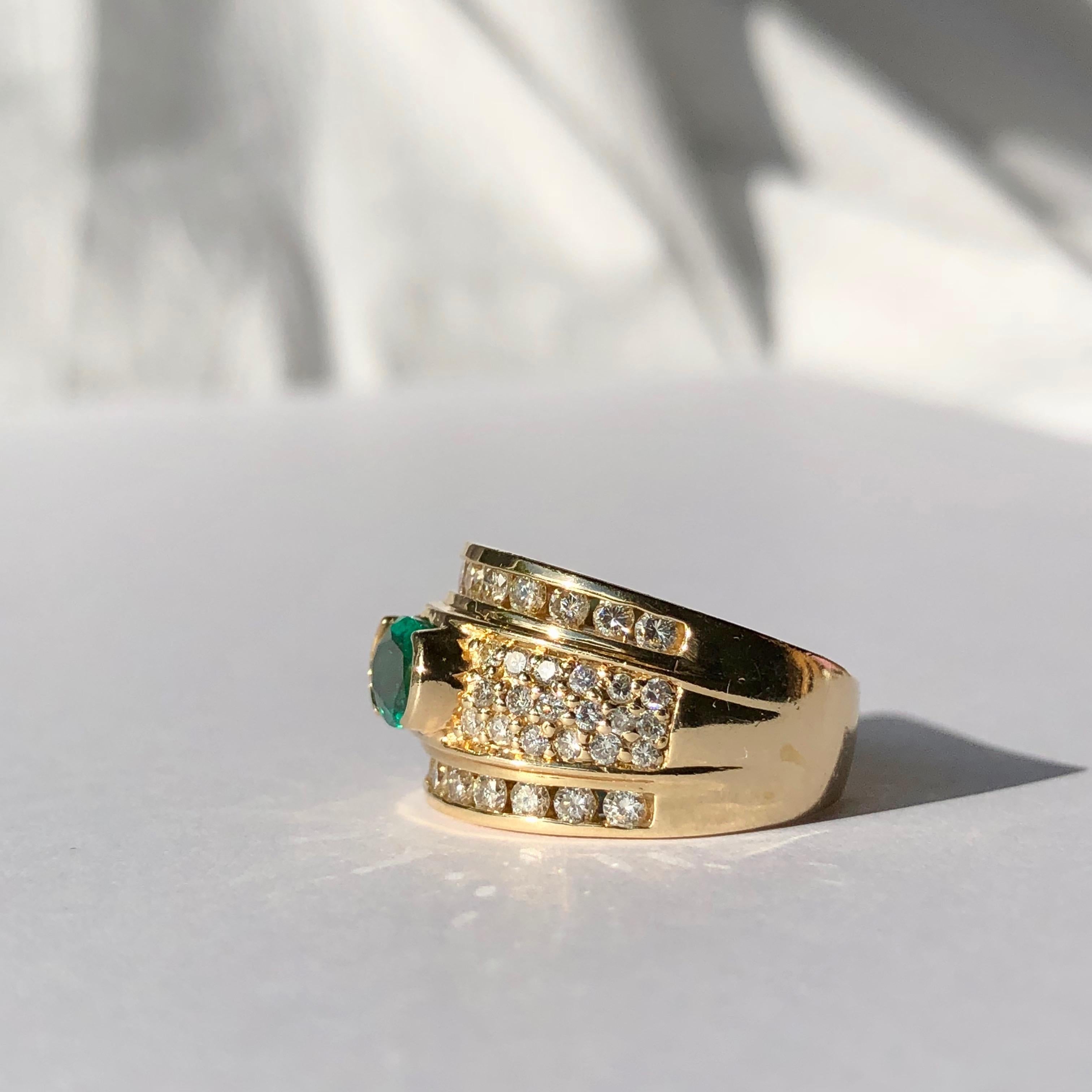 Band Ring With Oval 1ct Emerald 1.50ct Round Brilliant Cut Diamonds 18k Gold In Good Condition For Sale In London, GB