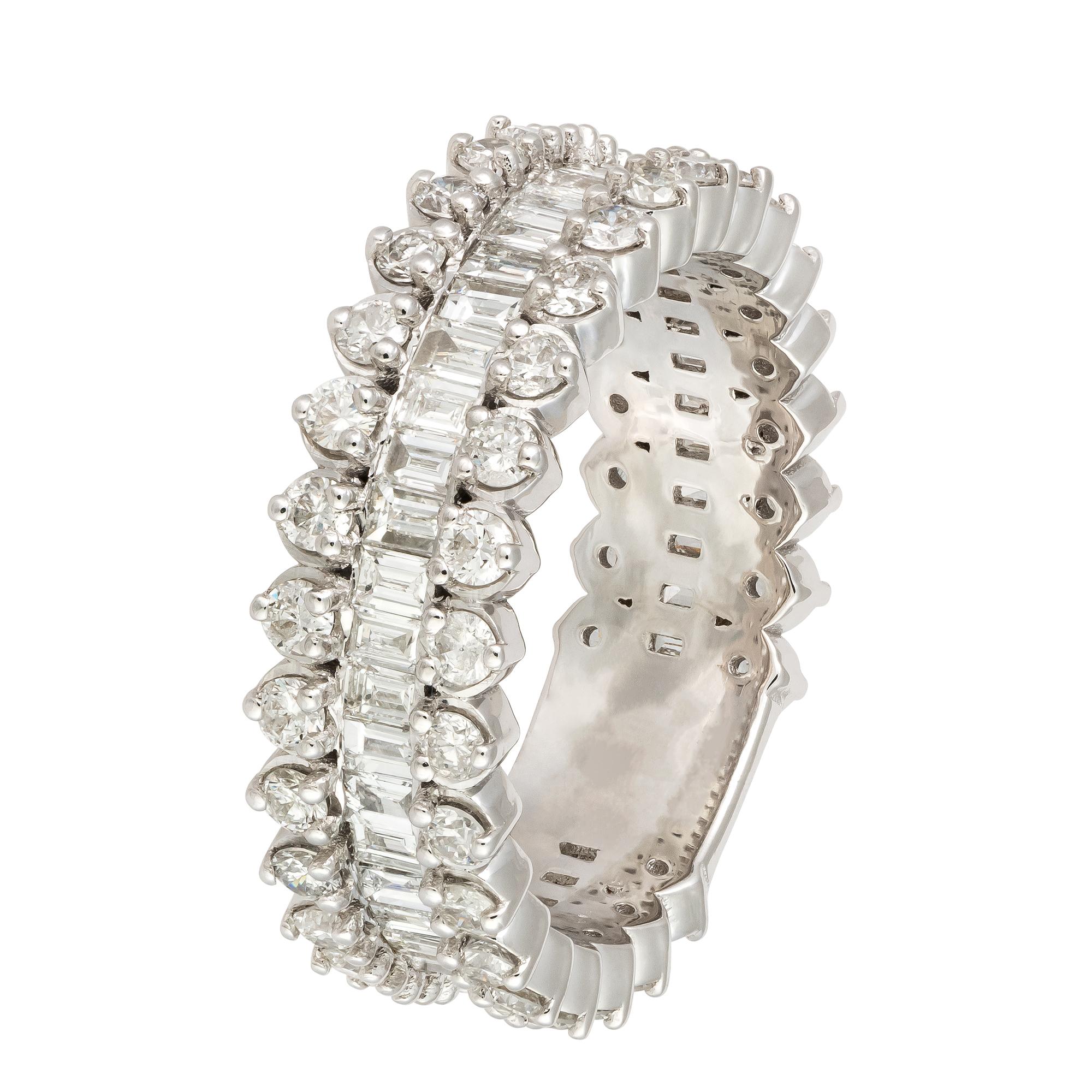 For Sale:  Band White 18K Gold White Diamond Ring For Her 2