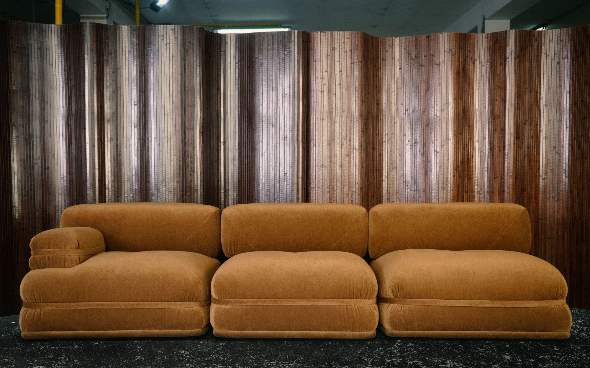 Canapé Banda, en velours mohair, par Duistt

Inspiré par le mouvement de design des années 1970 - une période marquée par la recherche du confort et du bien-être mental - le canapé Banda renoue avec l'esthétique chaleureuse de l'époque, où les