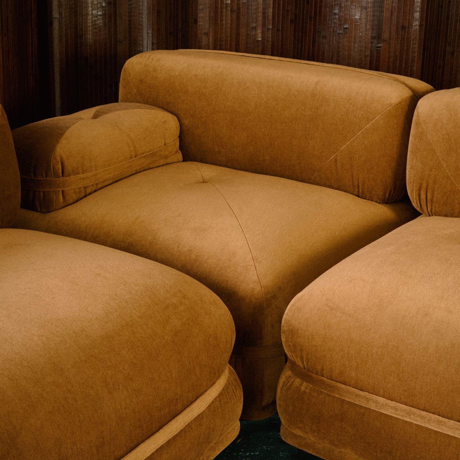 Mid-Century Modern Canapé Banda, en velours mohair, par Duistt en vente