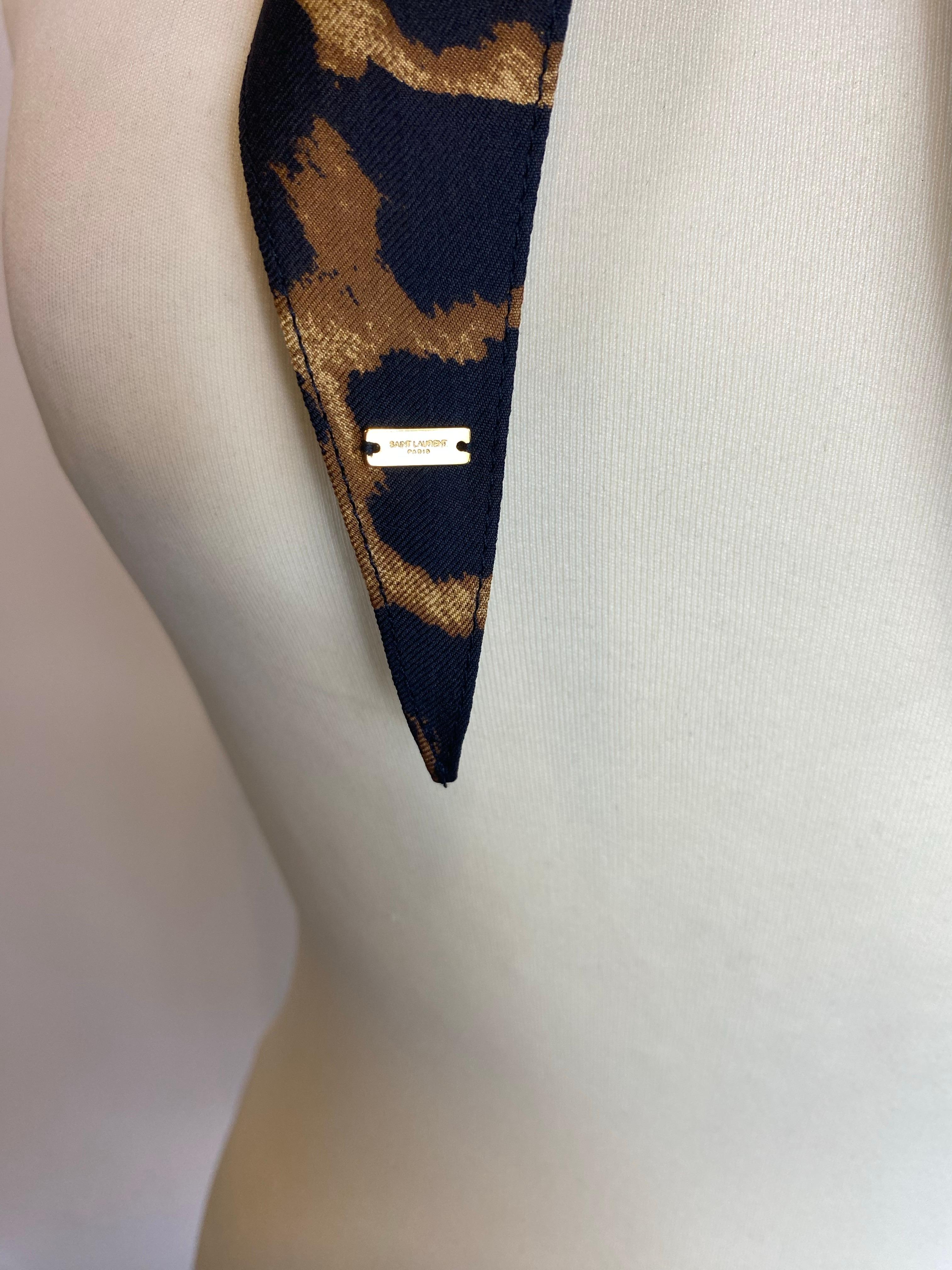 Bandeau Saint Laurent Leopardo Marrón y Negro.
La etiqueta de composición no presente parece estar compuesta de seda.
Altura 21 cm.
Longitud 102 cm.
La etiqueta de la marca no está presente, pero hay una etiqueta metálica de la marca.
Excelente