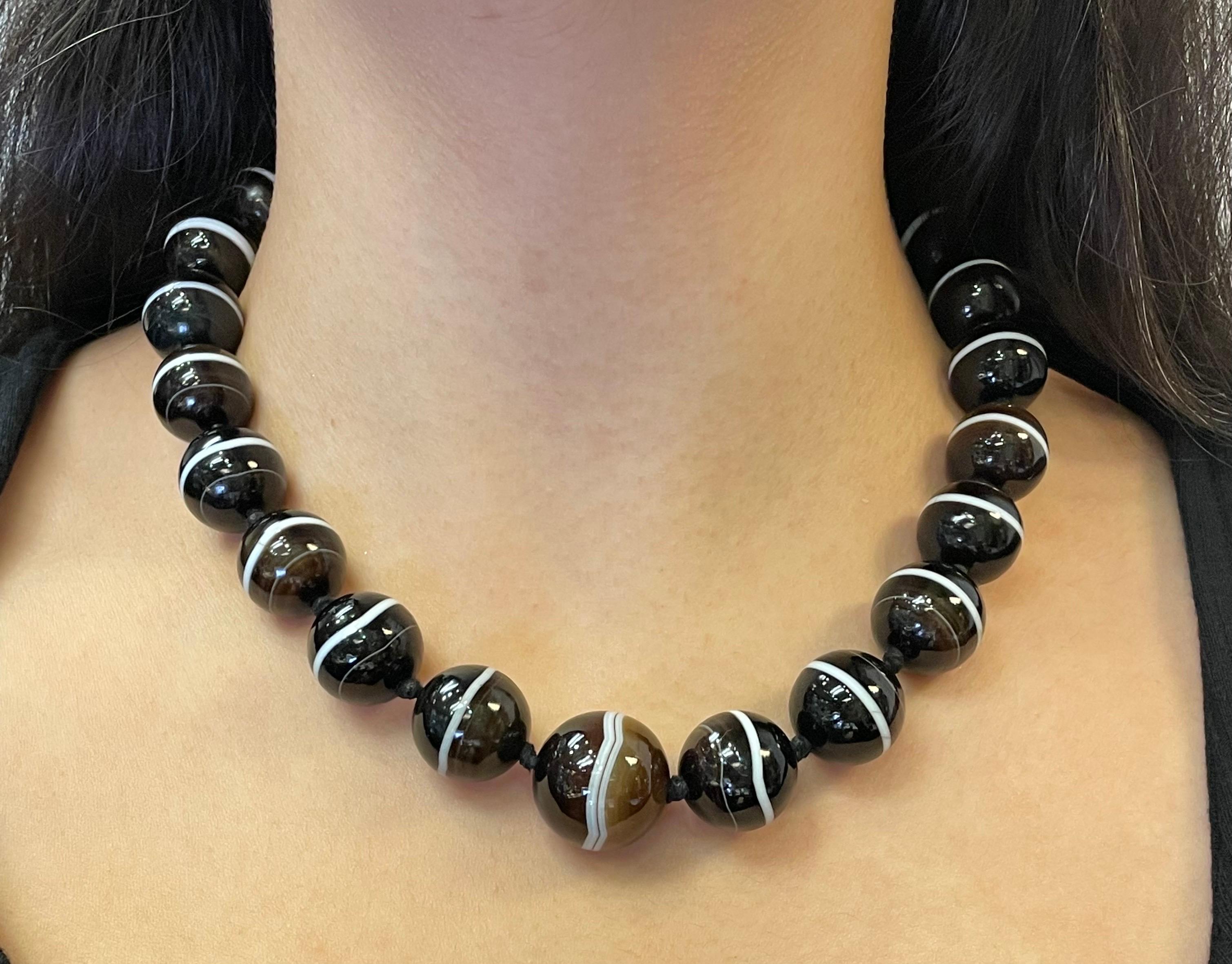 Collana di perline di agata a bande

Una collana di perline con 24 perline di agata a bande di dimensioni variabili di circa 22 mm, 17 mm e 13,5 mm.

Lunghezza approssimativa: 18