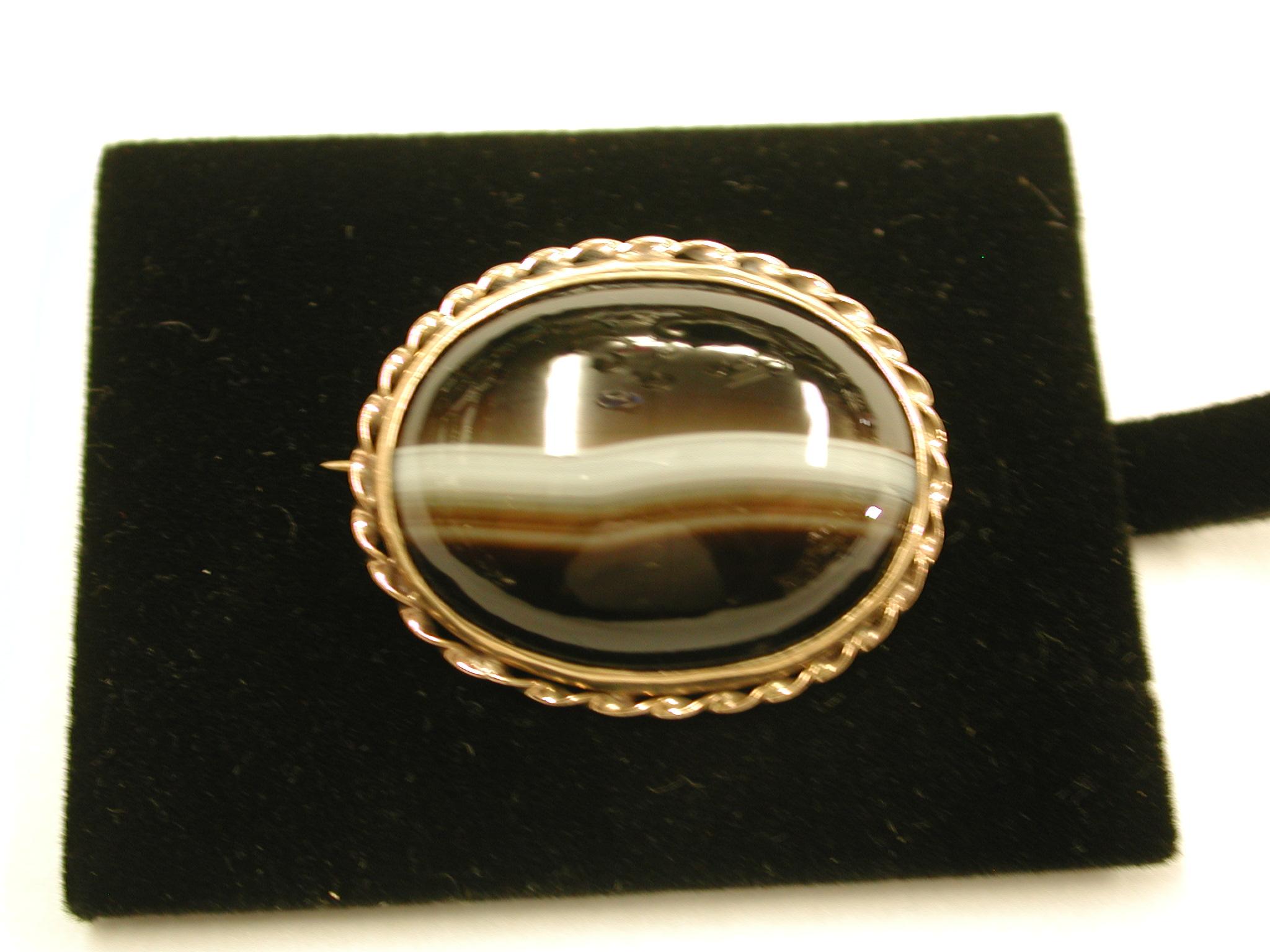 Modern Banded Agate Brooch Mounted in 9 Ct Gold, Dated Circa 1950 For Sale