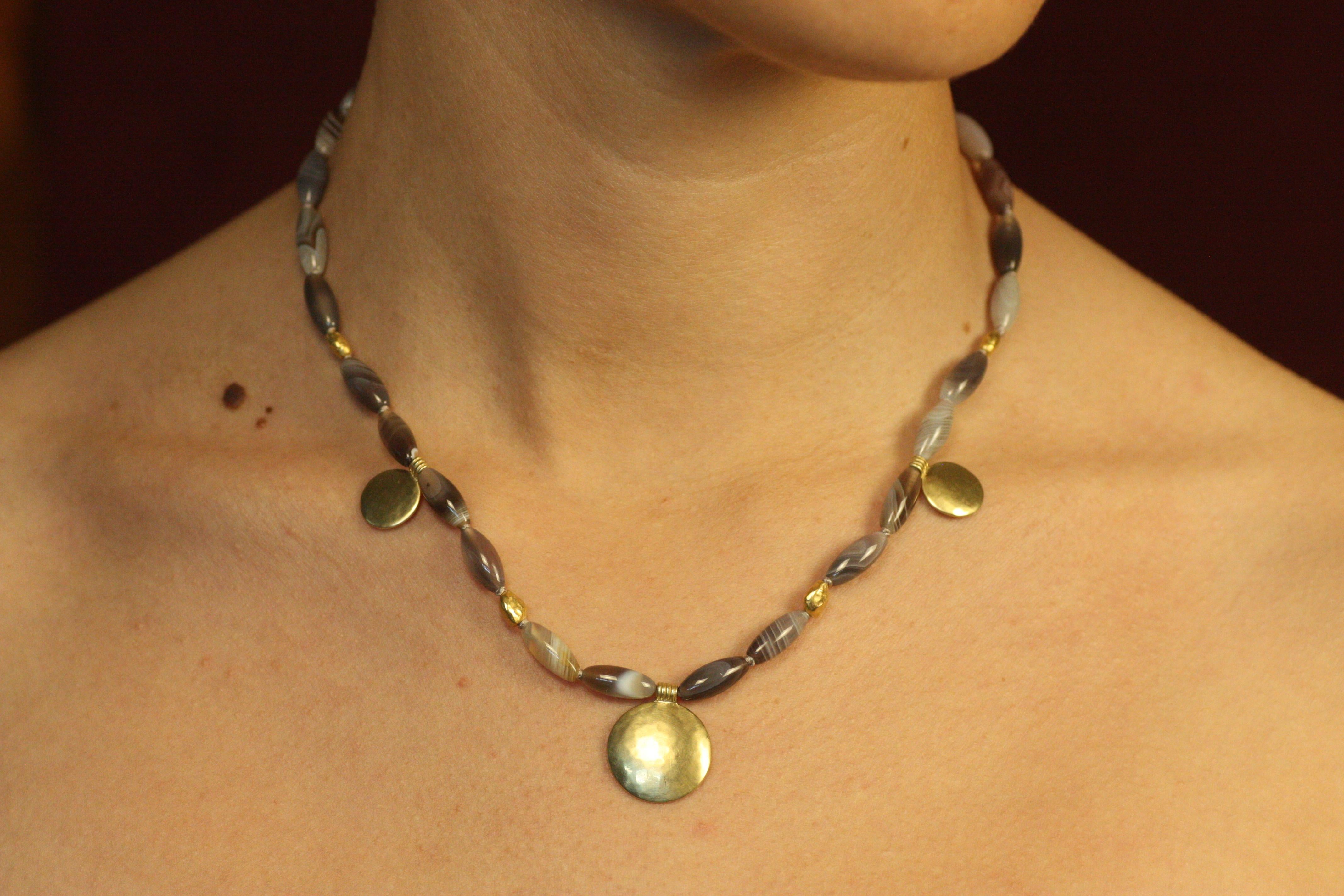 Collana a bande di agata e pepite d'oro con perline da 16