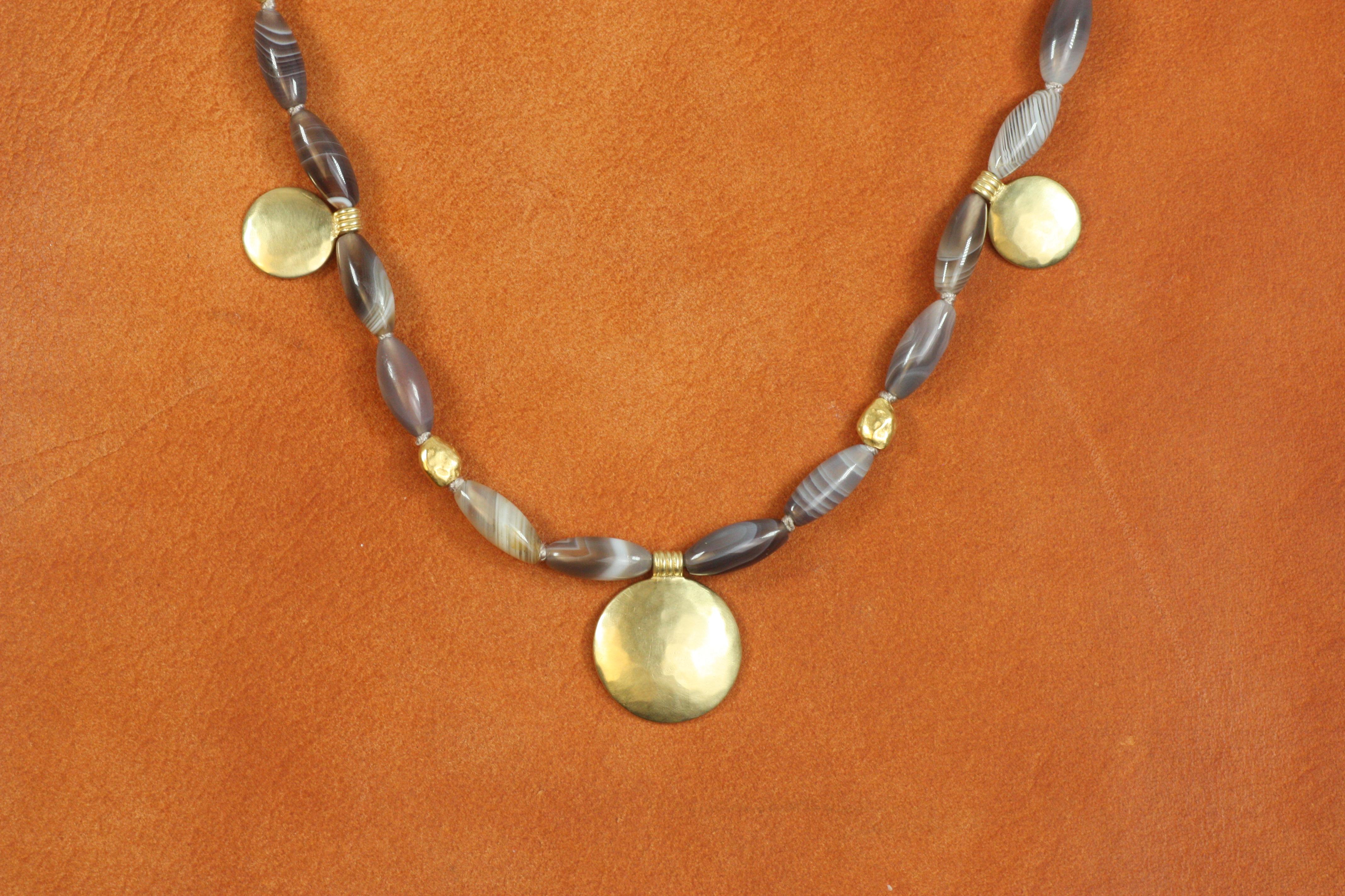 Collana a bande di agata e pepite d'oro con perline da 16