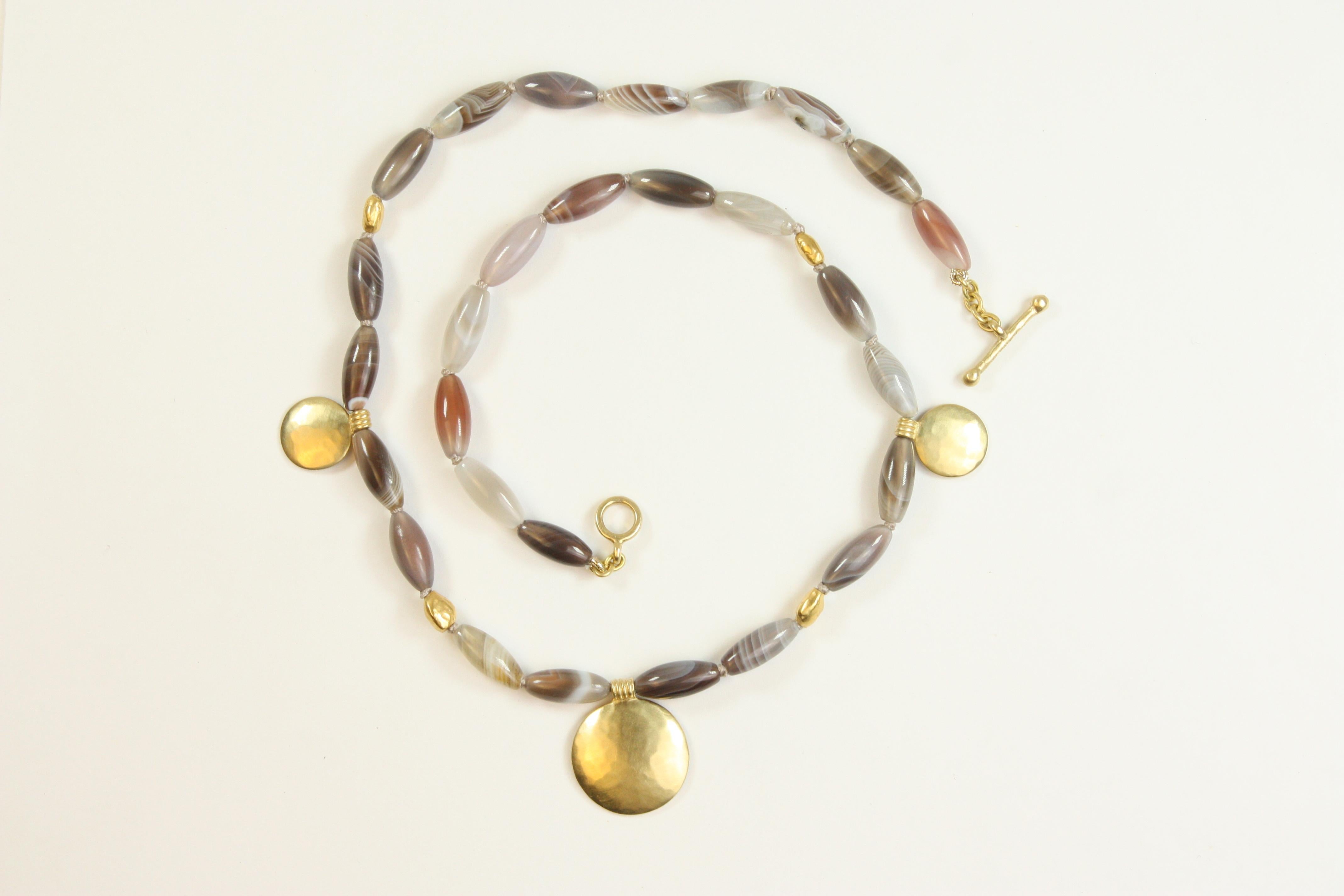 Collana a bande di agata e pepite d'oro con perline da 16
