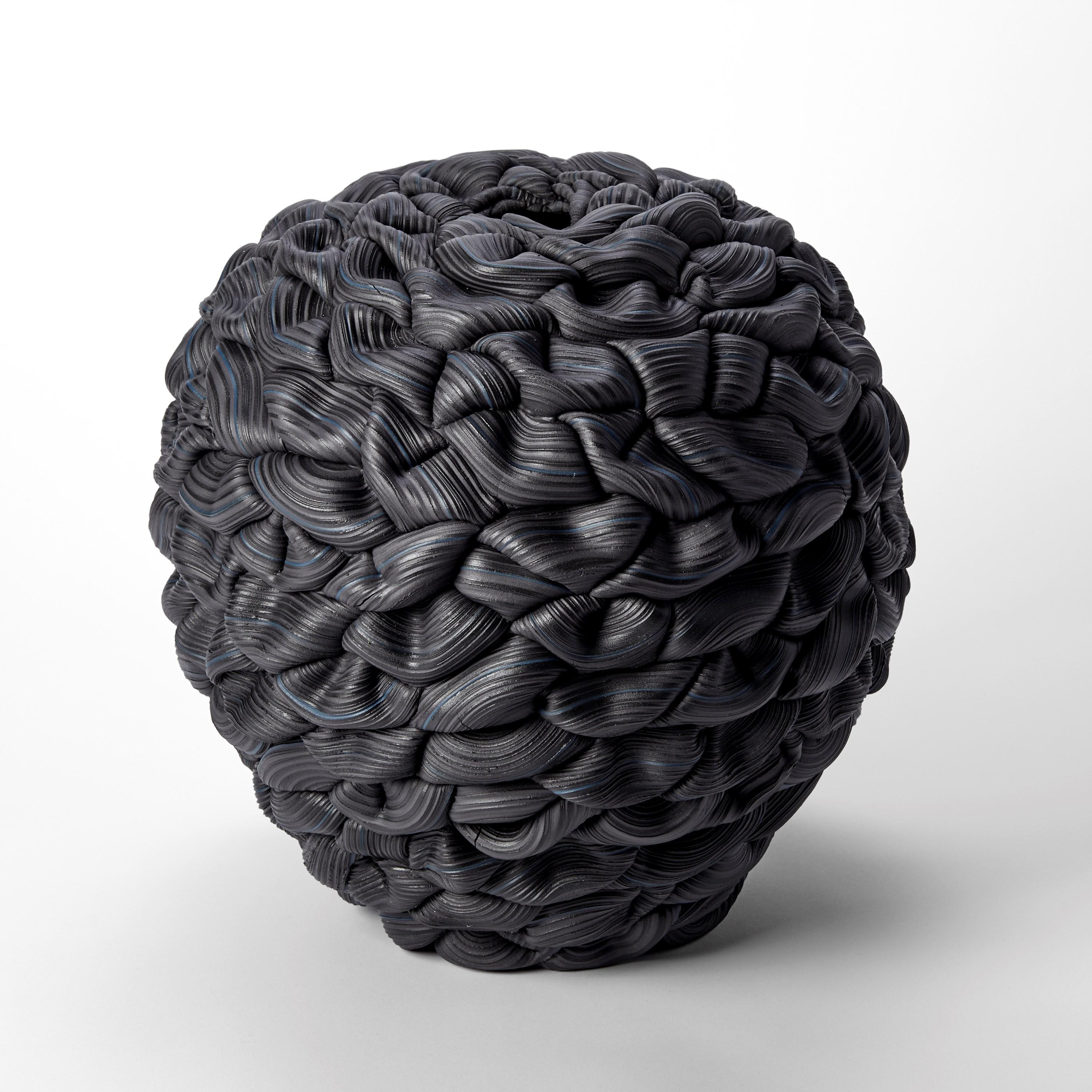 Organico moderno Banded Black Convex Foldes V, scultura in porcellana pariana nera di Steven Edwards in vendita