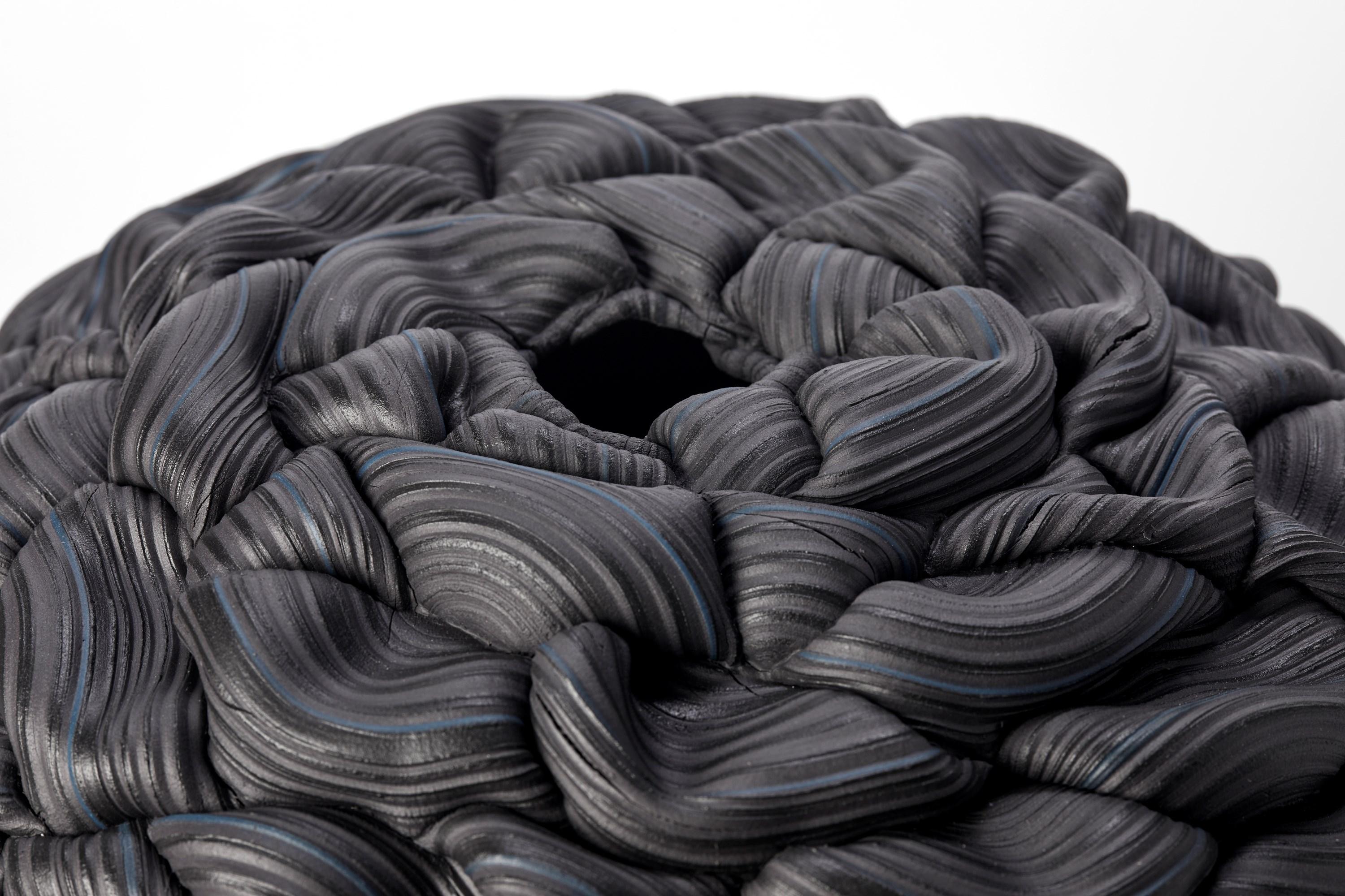 Banded Black Convex Foldes V, scultura in porcellana pariana nera di Steven Edwards In condizioni Nuovo in vendita a London, GB
