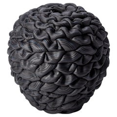 Schwarze, gebänderte, konvexe, gefaltete V-Skulptur aus schwarzem pariser Porzellan, Skulptur von Steven Edwards